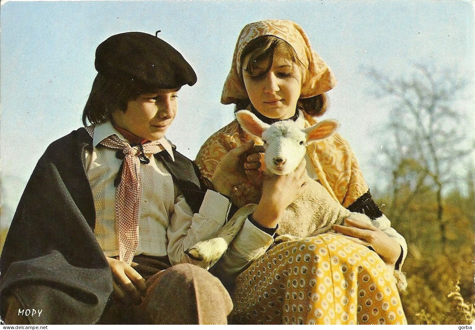 *CPM - Folklore Landais Enfants Et Agneau - Groupe Les échassiers Landais De MONT DE MARSSAN (40) "Lous Tchancayres' - Kostums