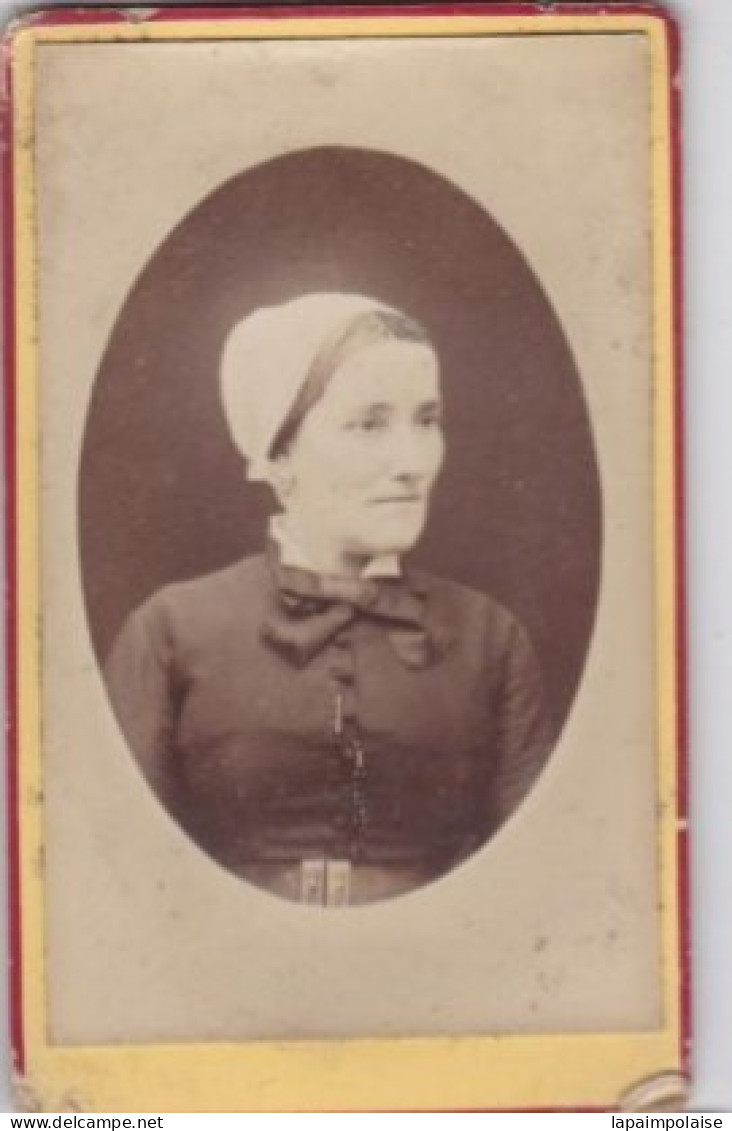 Photo C D V  XX E Portrait D'une Femme Avec Une Coiffe Ou Bonnet A Identifier Réf 30495 - Anonyme Personen