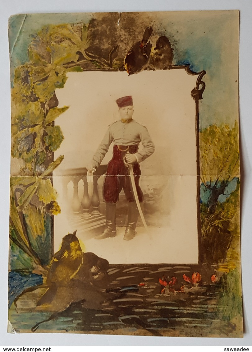 PHOTOGRAPHIE COLORIEE - AFRIQUE DU NORD - AVANT 1914 - CAVALIER SPAHI - STUDIO - DECOR PEINT - Guerra, Militares