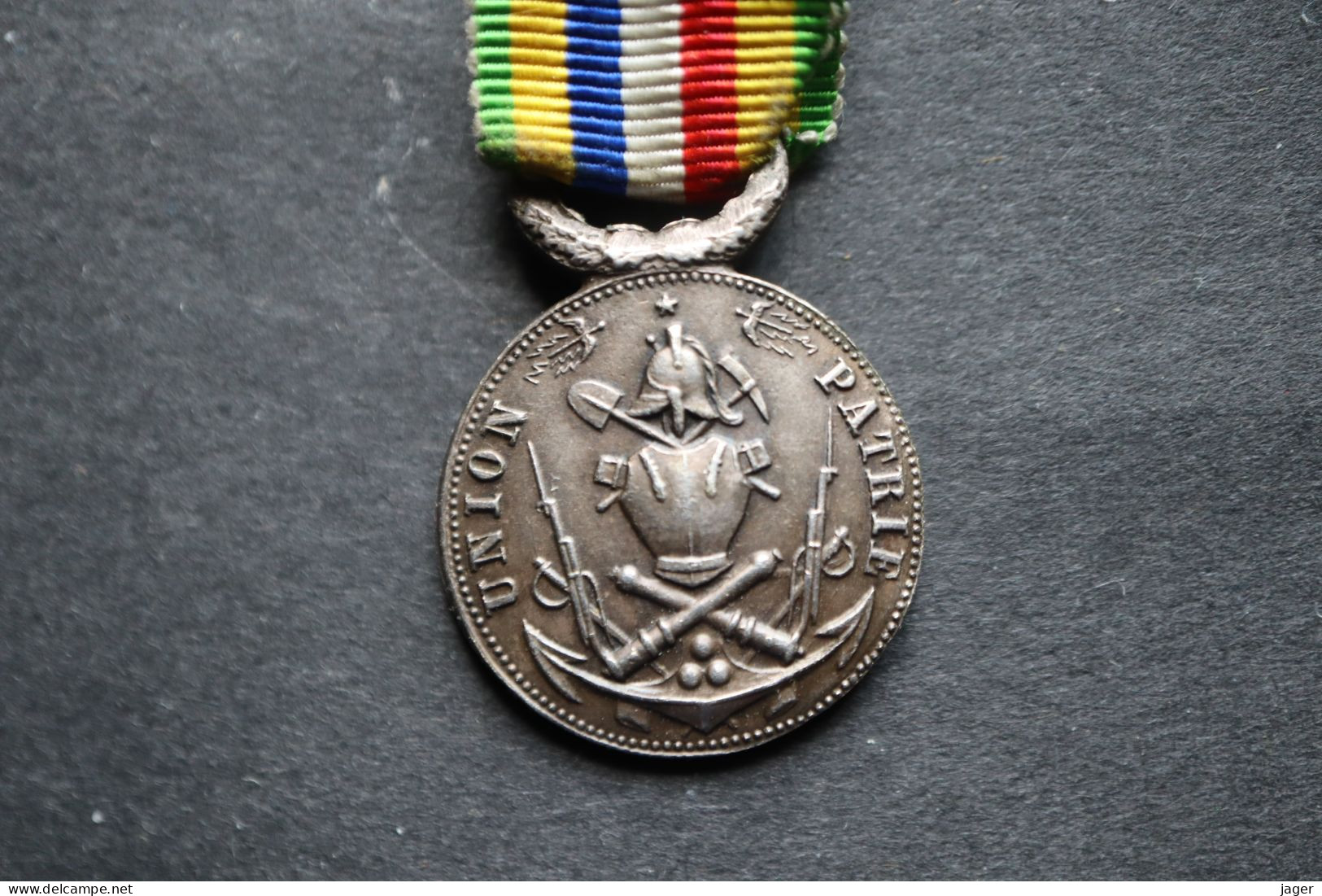 Médaille Ancienne Association Des Anciens Sous Officiers Des Armées De Terre, De Mer Et De L'air - France