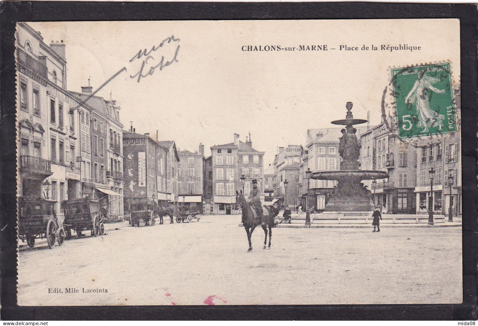 51. CHALONS SUR MARNE . Place De La République . Animée - Châlons-sur-Marne