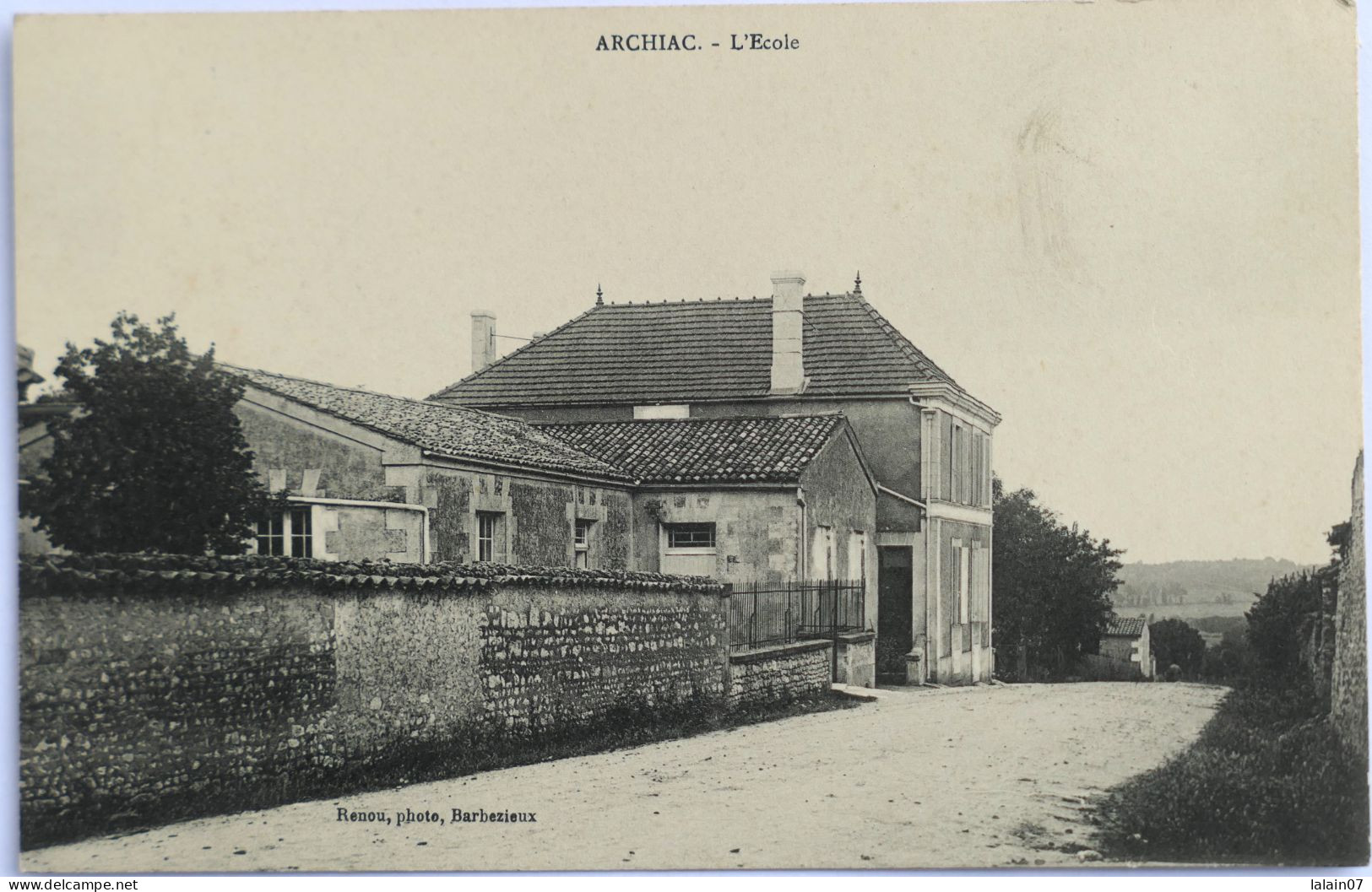 C. P. A. : 17 : ARCHIAC : L'Ecole - Autres & Non Classés