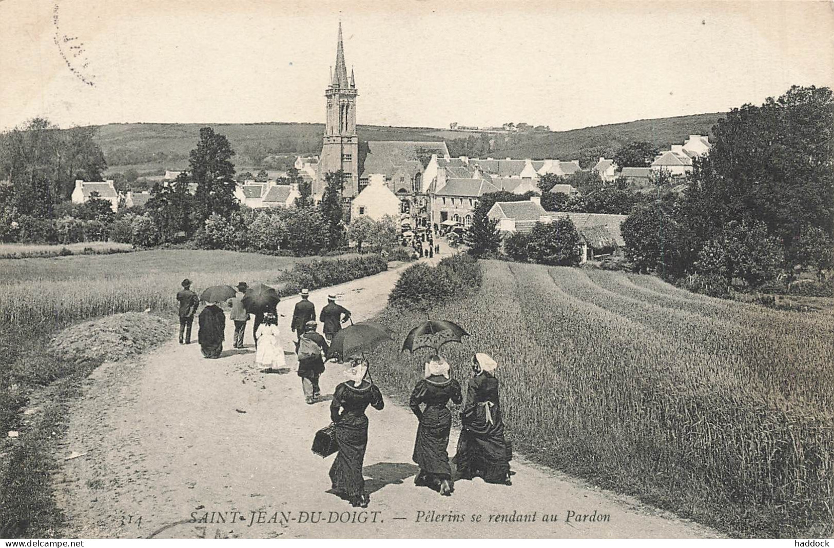 SAINT JEAN DU DOIDT : PELERINS SE RENDANT AU PARDON - Saint-Jean-du-Doigt