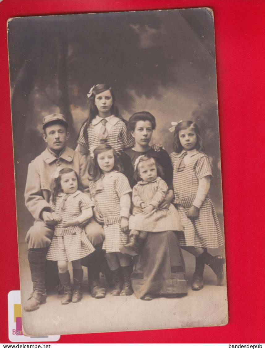 CPA CARTE PHOTO Guerre 14 18 Militaire Poilu Sa Femme Et Ses Cinq Filles Même Robe - War 1914-18
