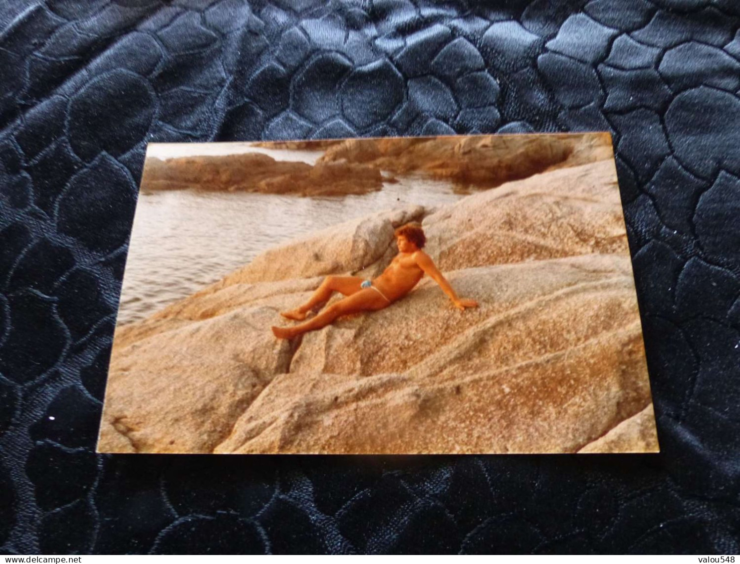 P-576 , Photo, Jeune Homme Gay En Slip Prenant La Pose Sur Les Rochers ,  Circa 1970 - Personnes Anonymes