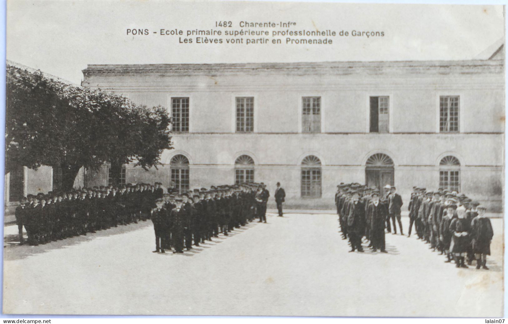 C. P. A. : 17 : PONS : Ecole Primaire Supérieure Professionnelle De Garçons : Les Elèves Partant En Promenade - Pons