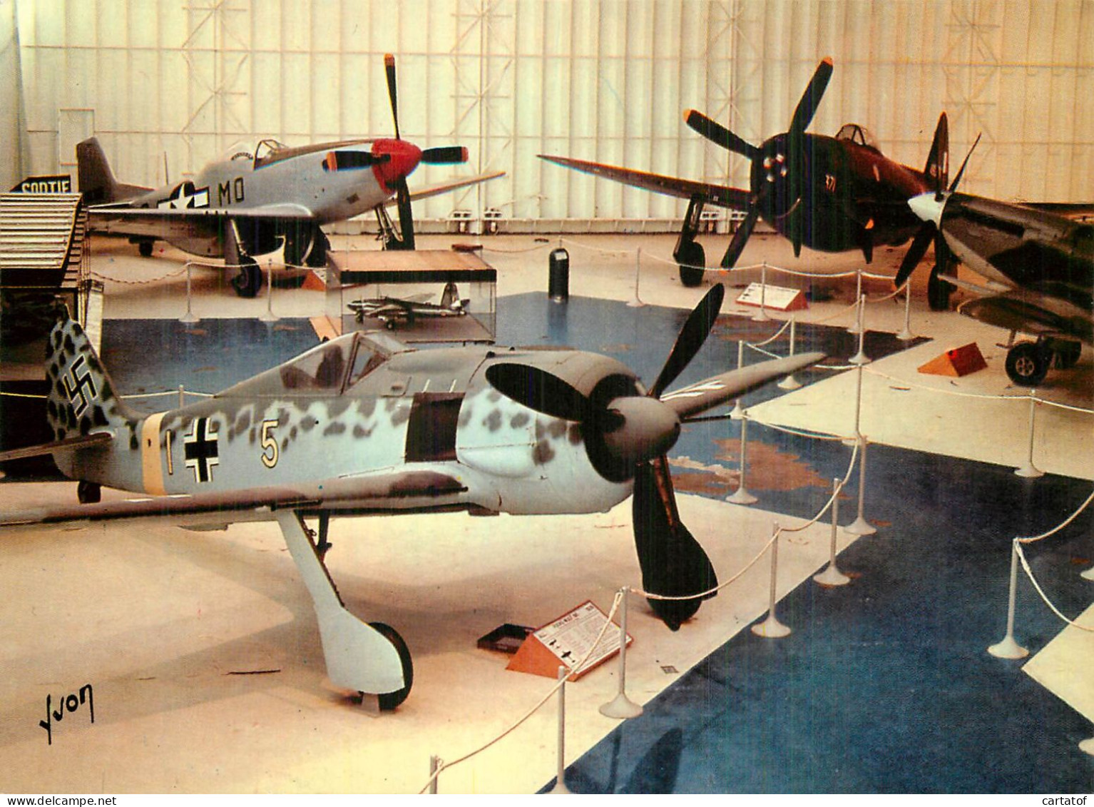 Hall Exposition Du Bourget . P 51 Mustang , Focke-wulf 190 ; Republic P 47 . Thunderbolt .. - Altri & Non Classificati