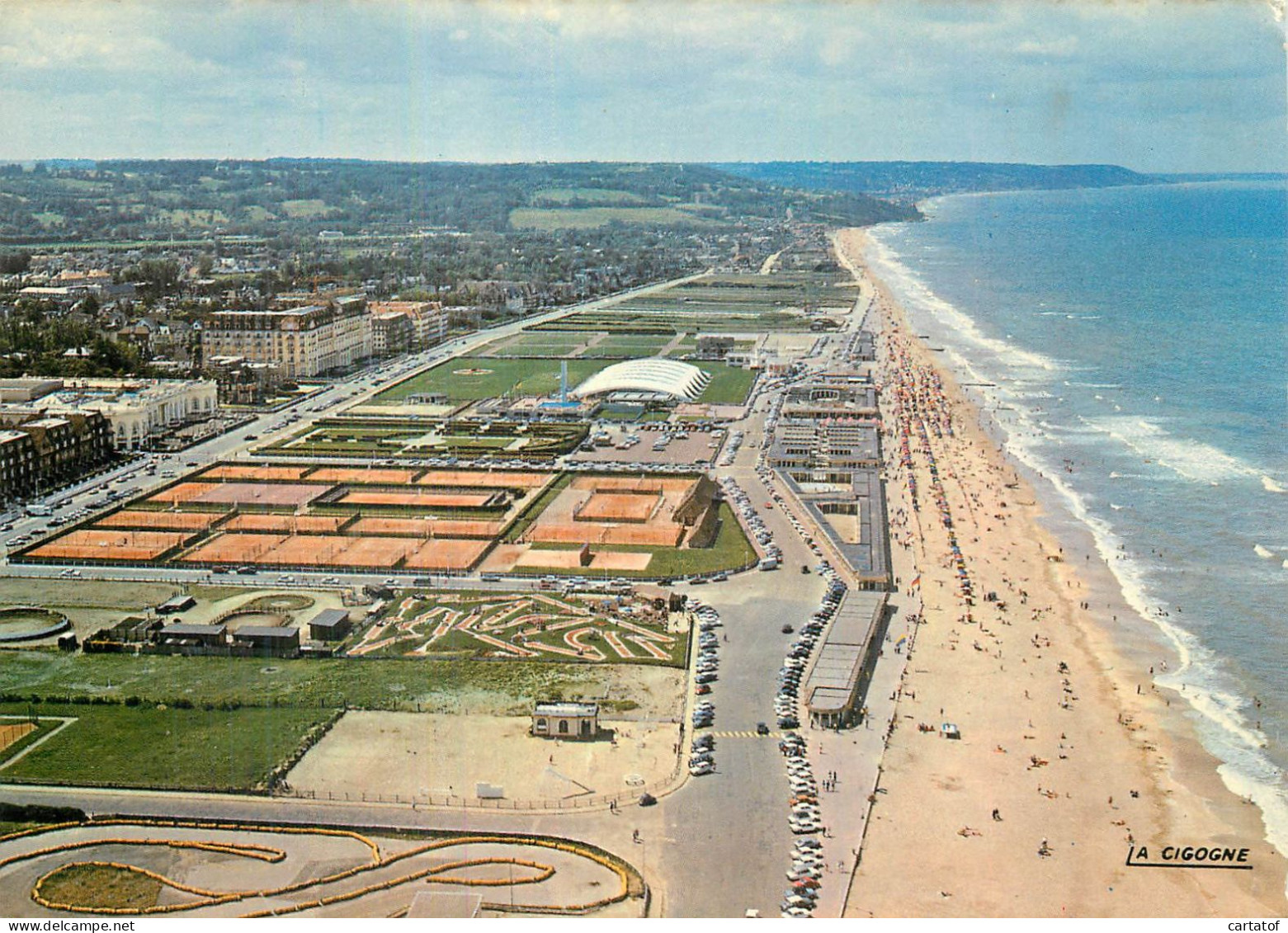 DEAUVILLE . En Avion Sur La Plage Et L'esplanade - Deauville