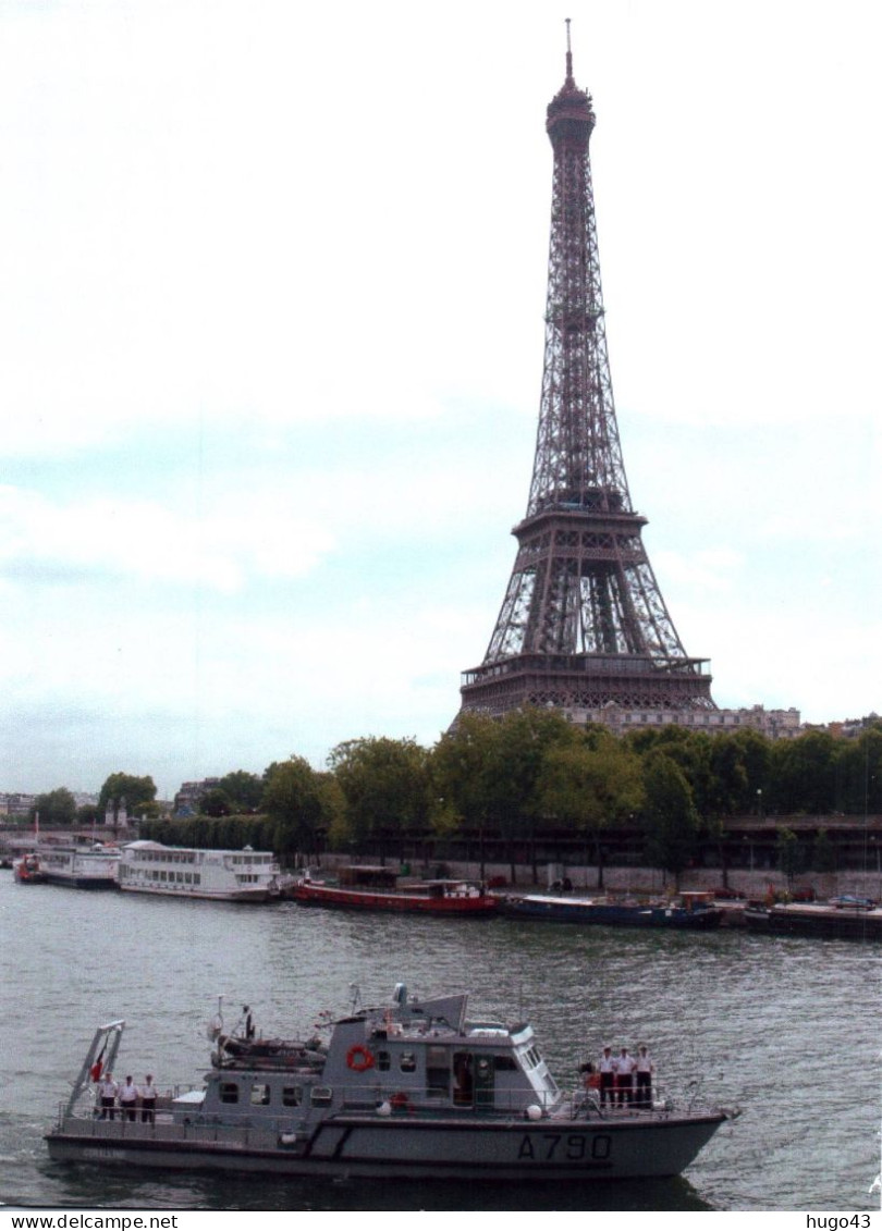 PHOTO DU P.S.S. CORALLINE DEVANT LA TOUR EIFFEL - FORMAT 176 X 130 Mm - Naval Post