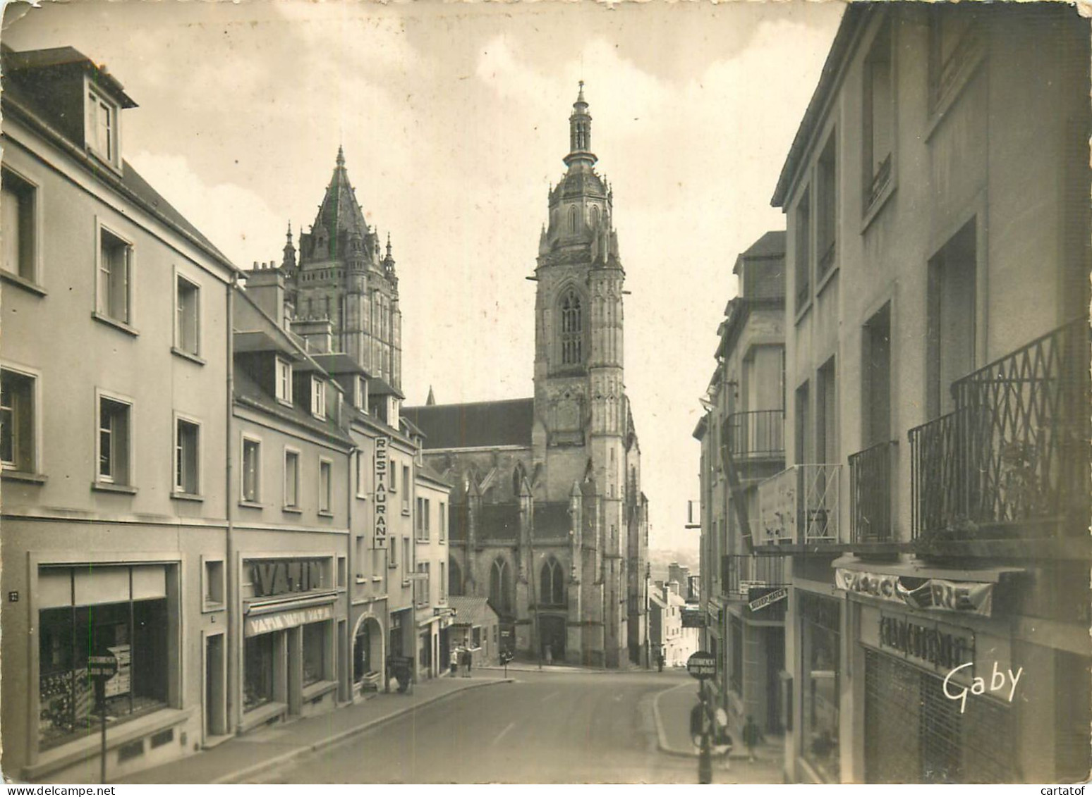 COUTANCES . Rue Geoffroy De Montbray Et Eglise St-Pierre - Coutances