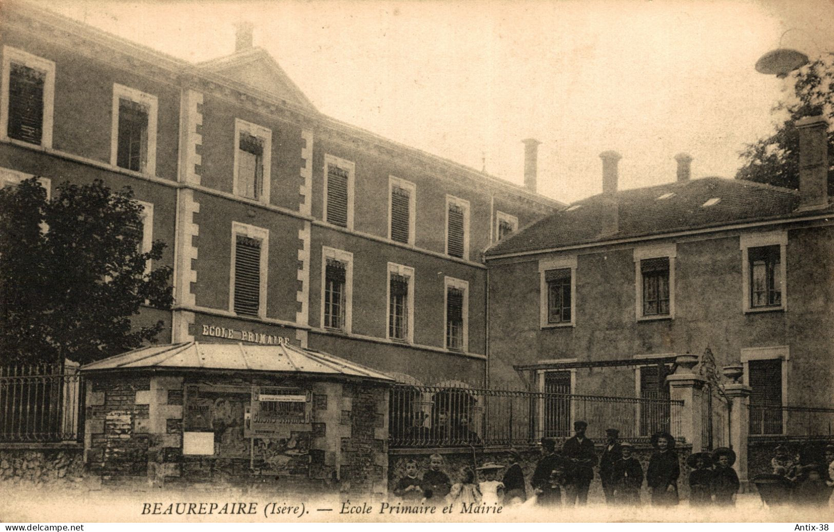 N81 - 38 - BEAUREPAIRE - Isère - Ecole Primaire Et Mairie - Beaurepaire