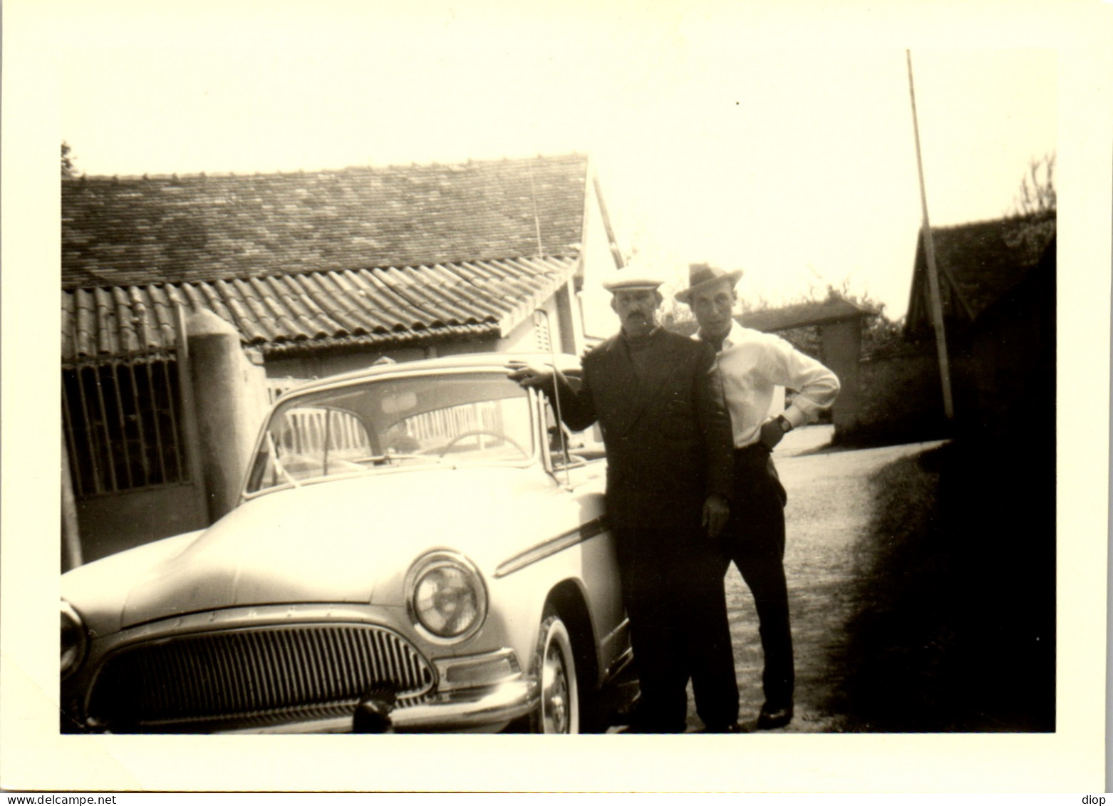 Photographie Photo Vintage Snapshot Amateur Automobile Voiture Auto Aronde Simca - Automobile
