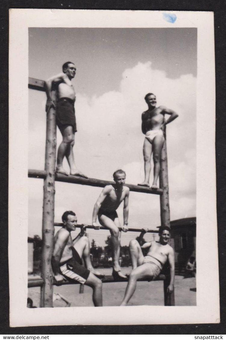 Jolie Photographie De 1943 : 5 Hommes Torse Nu Sur La Plage Maillot Slip De Bain Sexy Man Men Muscle Erotic 5,8x8,8 Cm - Autres & Non Classés