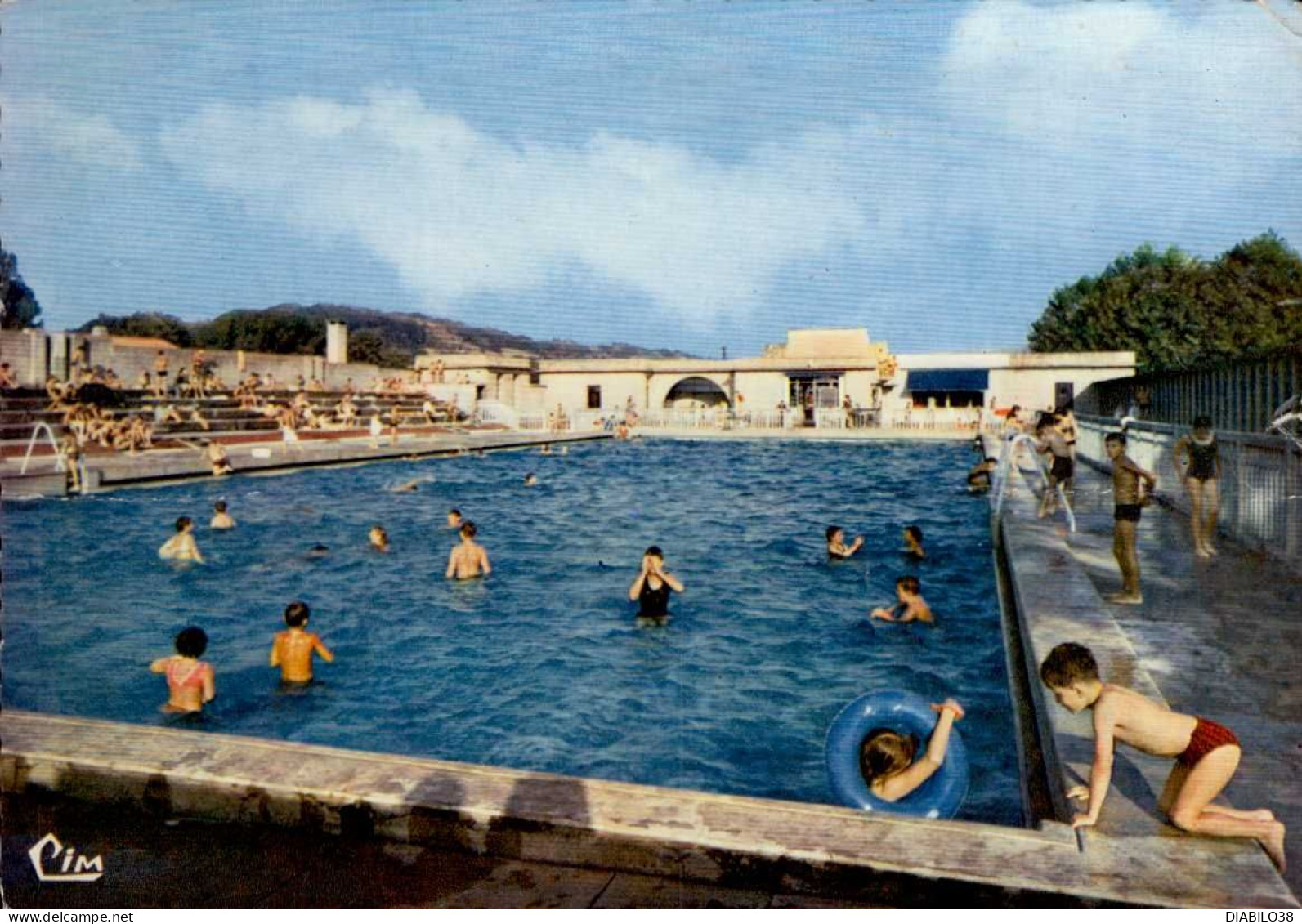 BOURGOIN-JALLIEU     ( ISERE )    LA PISCINE    ( LEGER PLI CENTRAL ET FISSURE SUR LA DROITE ) - Bourgoin