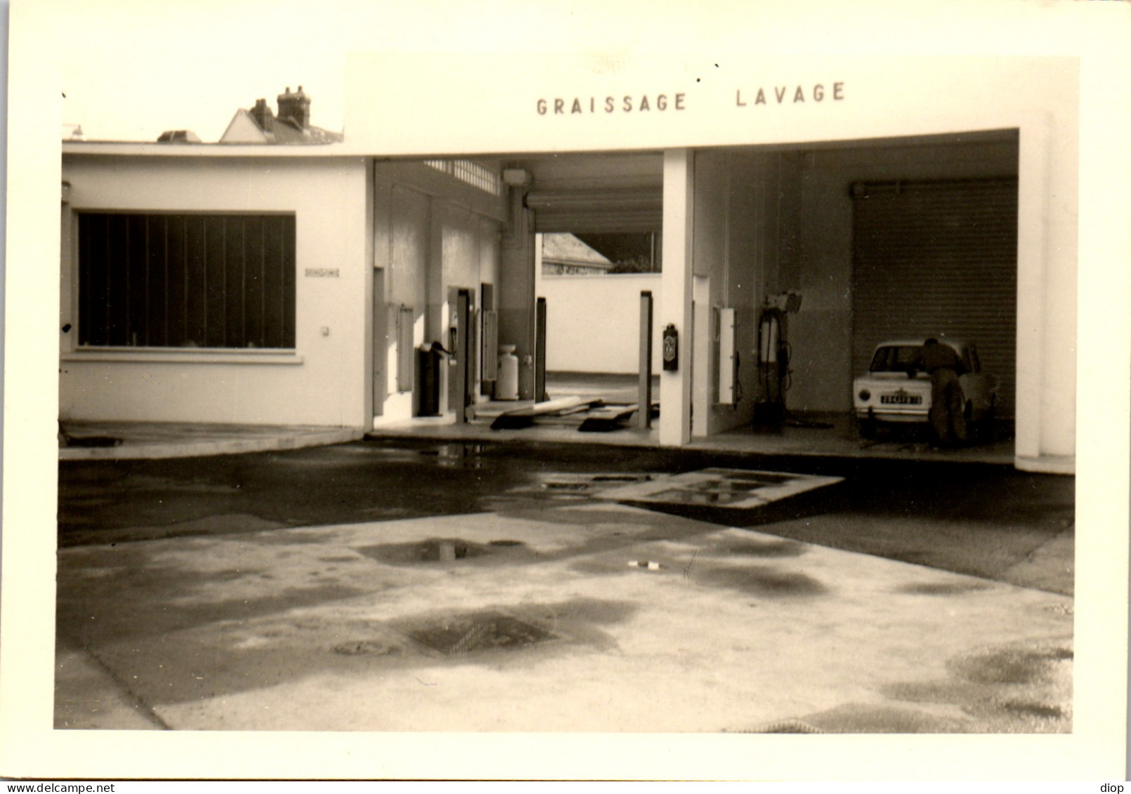 Photographie Photo Vintage Snapshot Amateur Automobile Voiture Garage Station - Automobiles