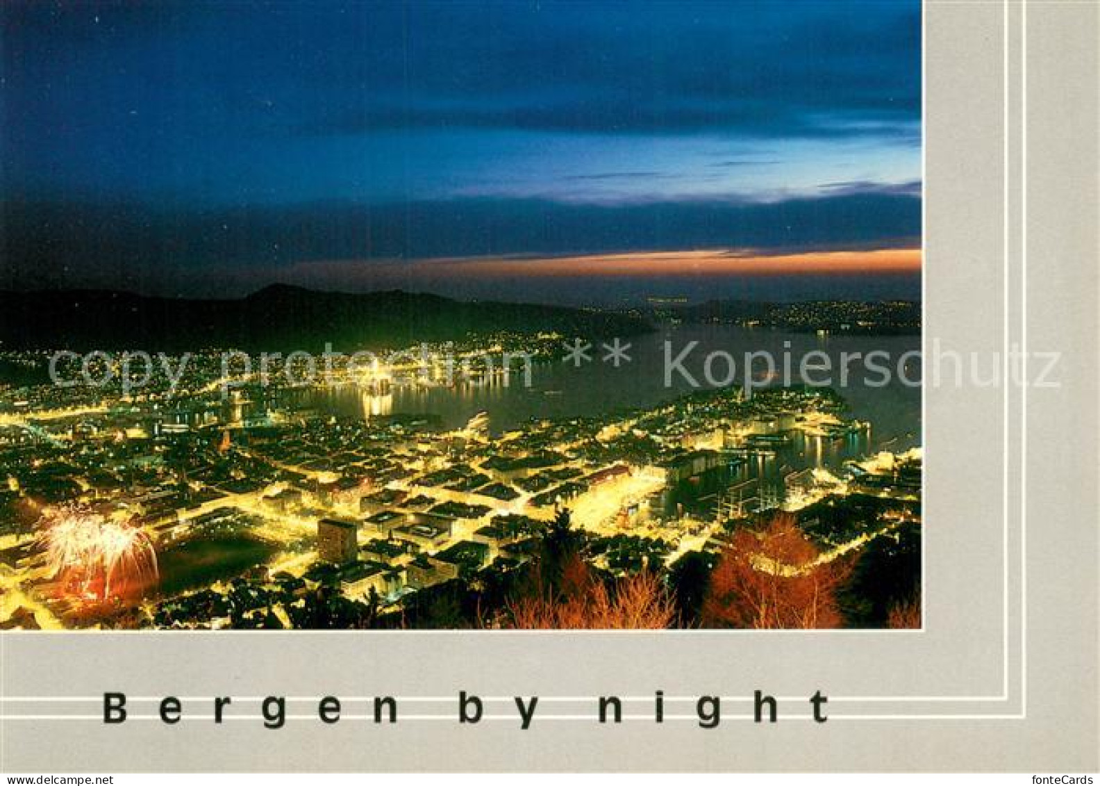 73715259 Bergen Norwegen Stadtpanorama Nachtaufnahme Bergen Norwegen - Norway