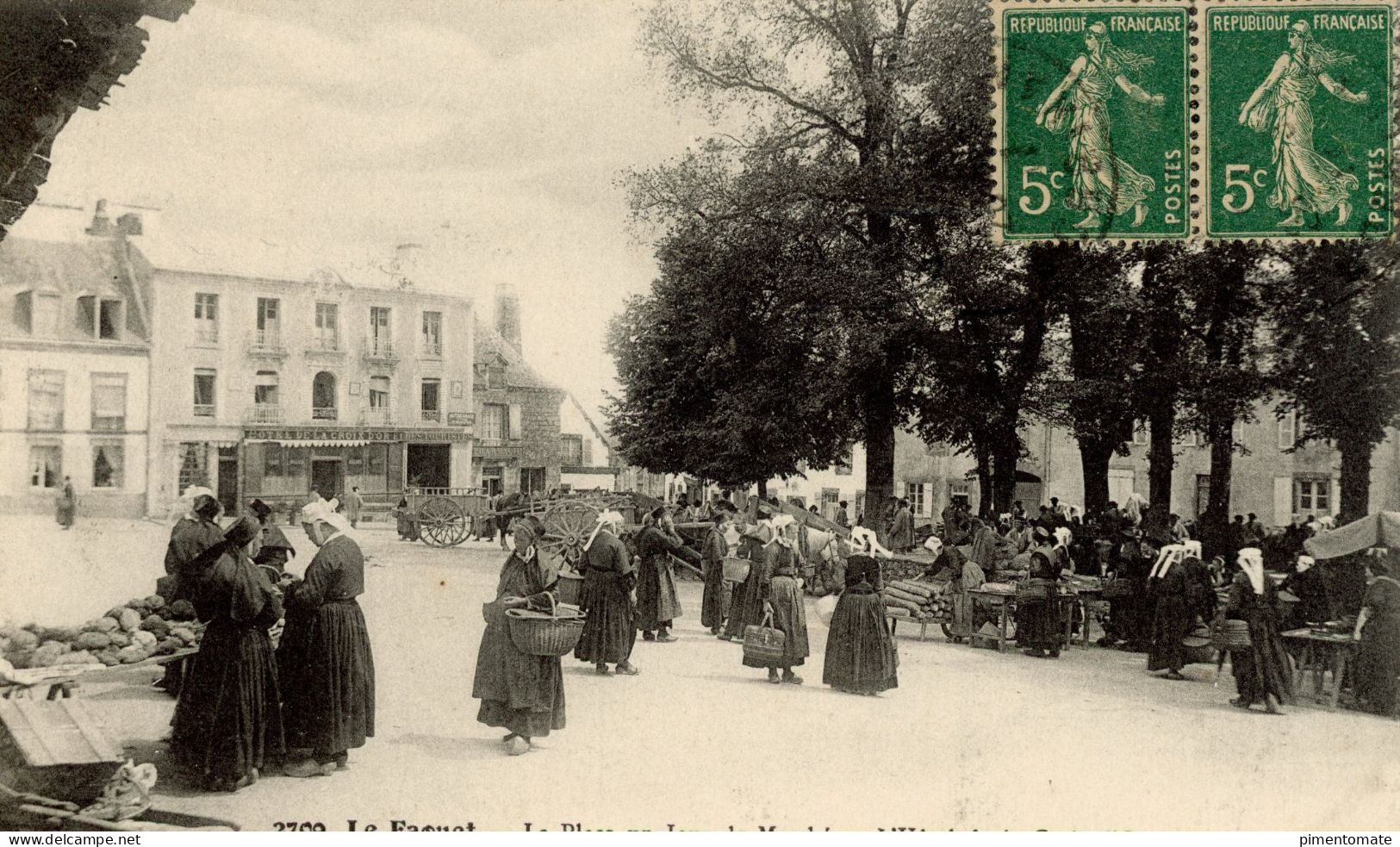 LE FAOUET LA PLACE UN JOUR DE MARCHE L'HOTEL DE LA CROIX D'OR 1917 - Le Faouet