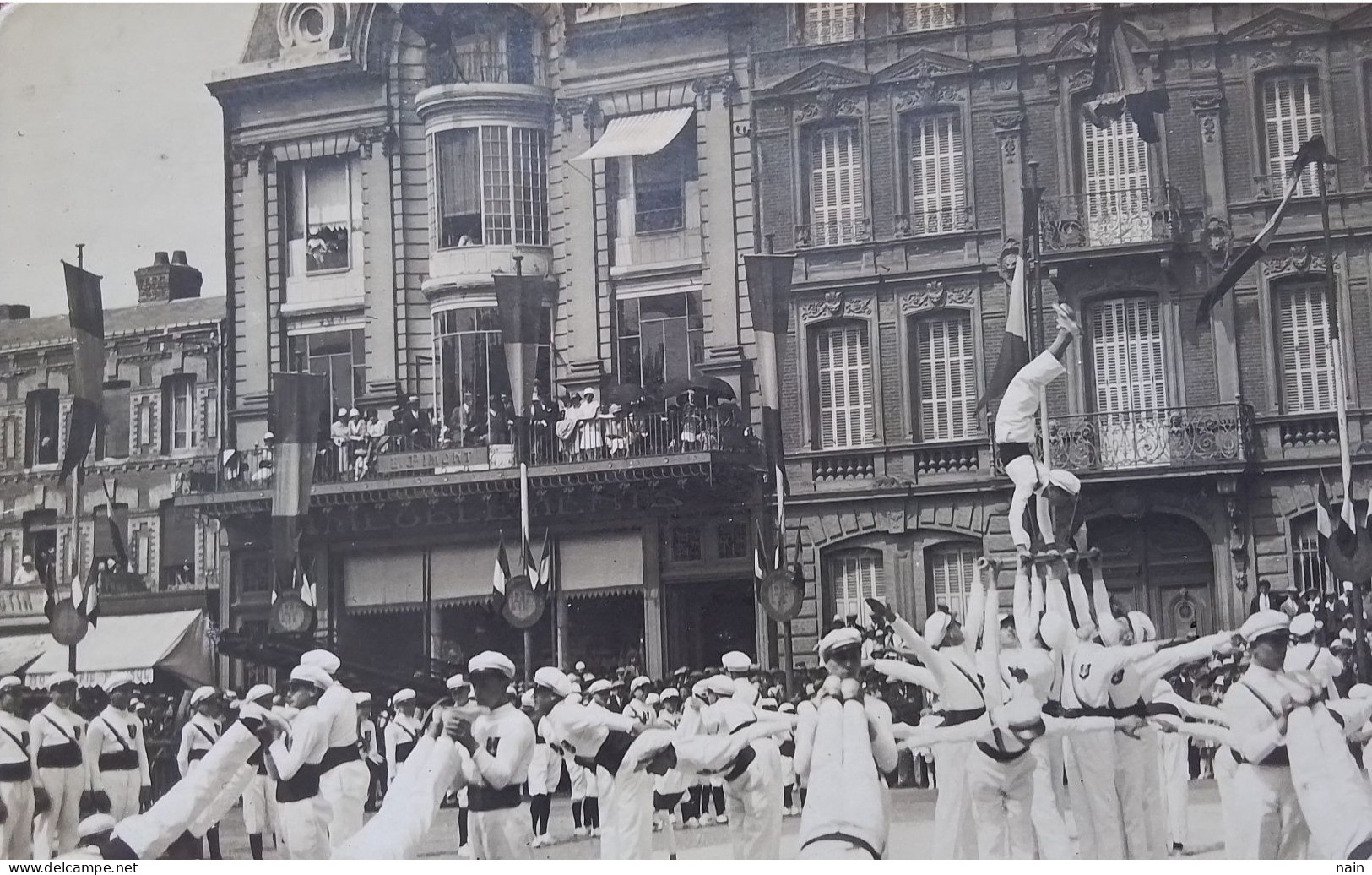 76 - FECAMP  - CARTE PHOTO - FETE DE LA JEUNESSE PLACE THIERS - - CAFE DES COLONNES E. PIMONT - " TRES RARE " - - Fécamp