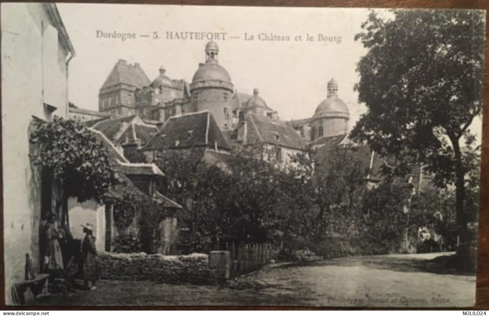 Cpa 24 Dordogne, Hautefort, Le Château Et Le Bourg, Animée, éd Bessot Et Guionie, Non écrite - Hautefort