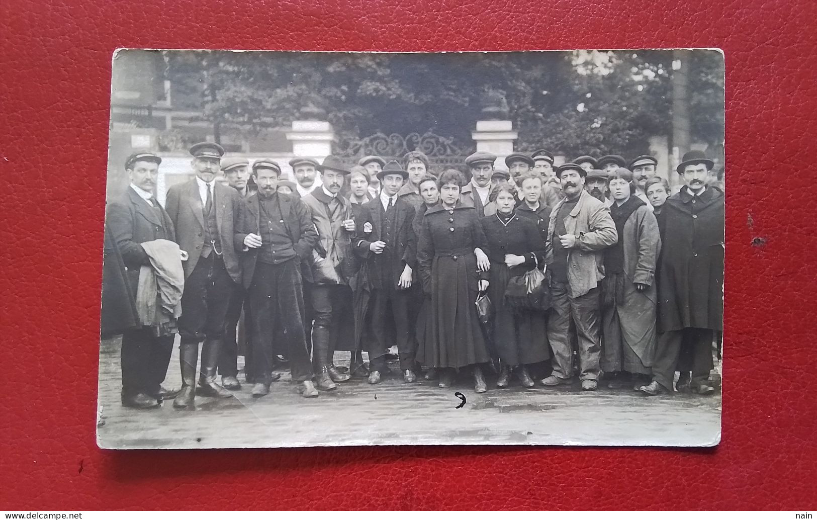 75 - PARIS - CARTE PHOTO - TRES BEAU GROUPE DE PERSONNES DEVANT L’ ENTREE D’UN PARC - - Other & Unclassified