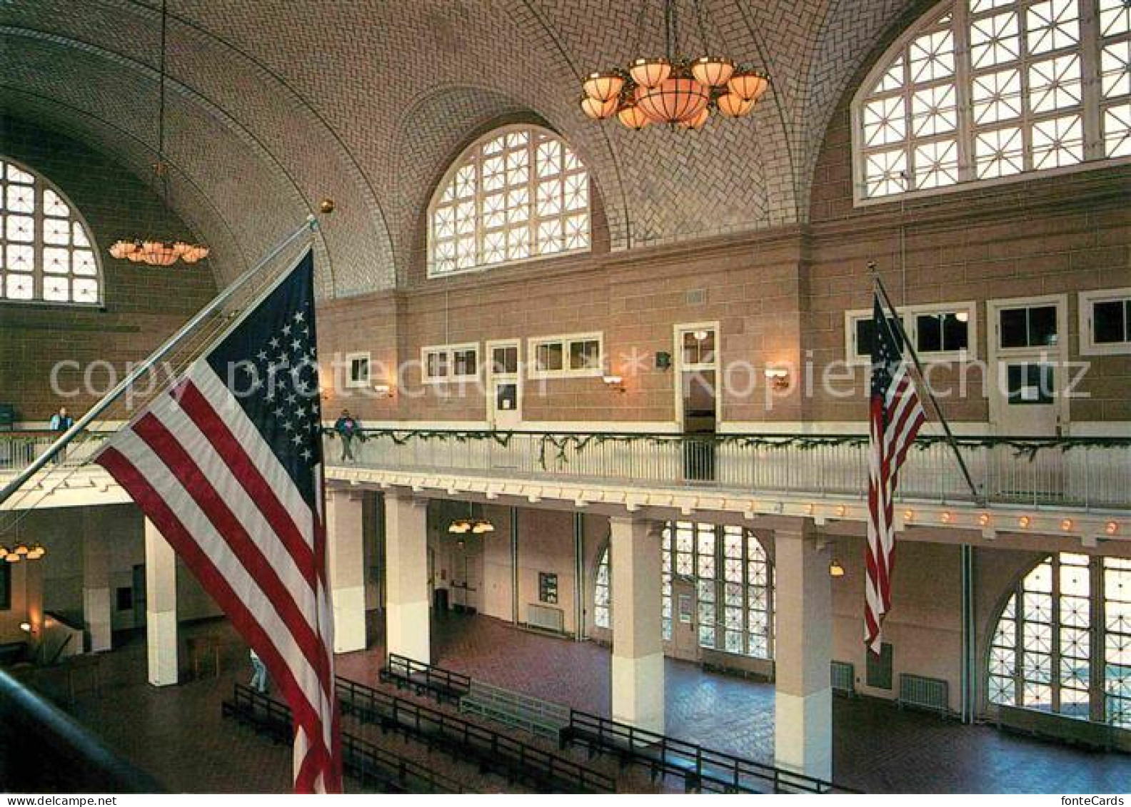 72865320 Ellis Island New York Registry Room Great Hall American Flag Ellis Isla - Sonstige & Ohne Zuordnung