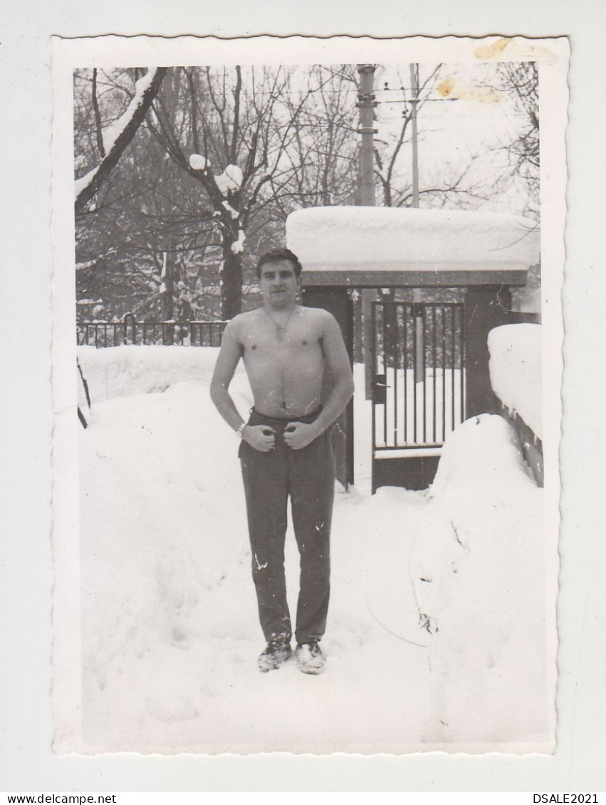 Shirtless Muscle Young Man, Pose In Snowyard, Vintage Orig Photo 6x8.3cm. (33622) - Anonieme Personen