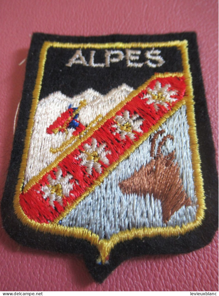 Ecusson Tissu Ancien /ALPES / Chaîne Montagneuse / Vers 1960-1980                    ET685 - Blazoenen (textiel)