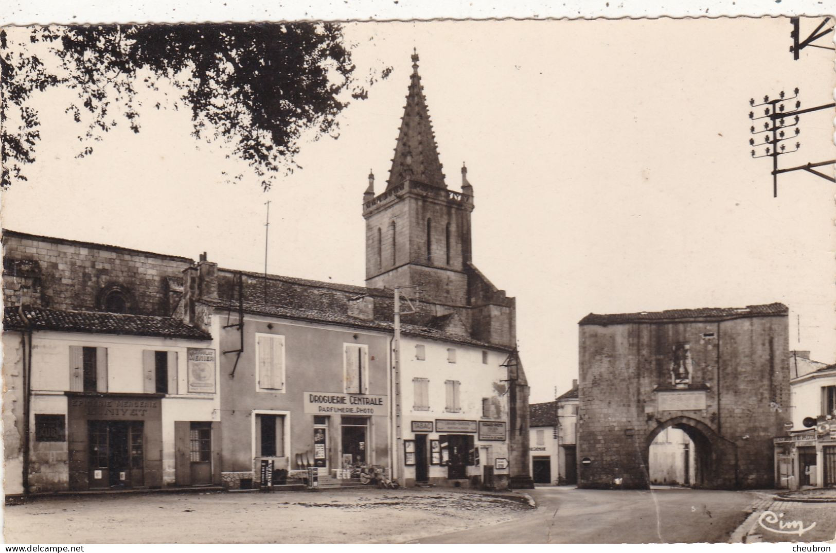 17. PONT L'ABBE D'ARNOULT. CPA. LA PLACE DU GENERAL DE GAULLE..COMMERCES. DROGUERIE-PARFUMERIE.TABAC ANNEES 50+TEXTE - Pont-l'Abbé-d'Arnoult