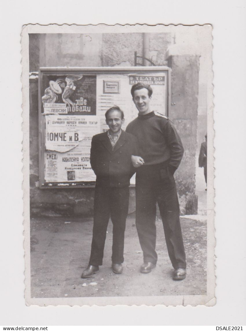 Handsome Guys, Two Young Men Pose Affectionate, Vintage Orig Photo Gay Int. 5.9x8.7cm. (50821) - Personnes Anonymes