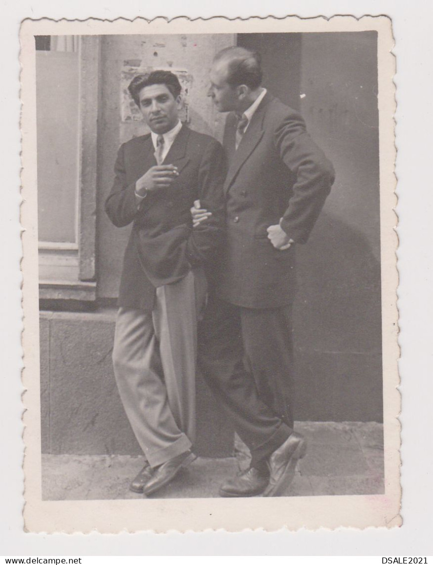 Two Stylish Young Men Pose Affectionate, Closeness, Scene, Vintage Orig Photo Gay Int. 6.5x8.8cm. (51823) - Anonymous Persons