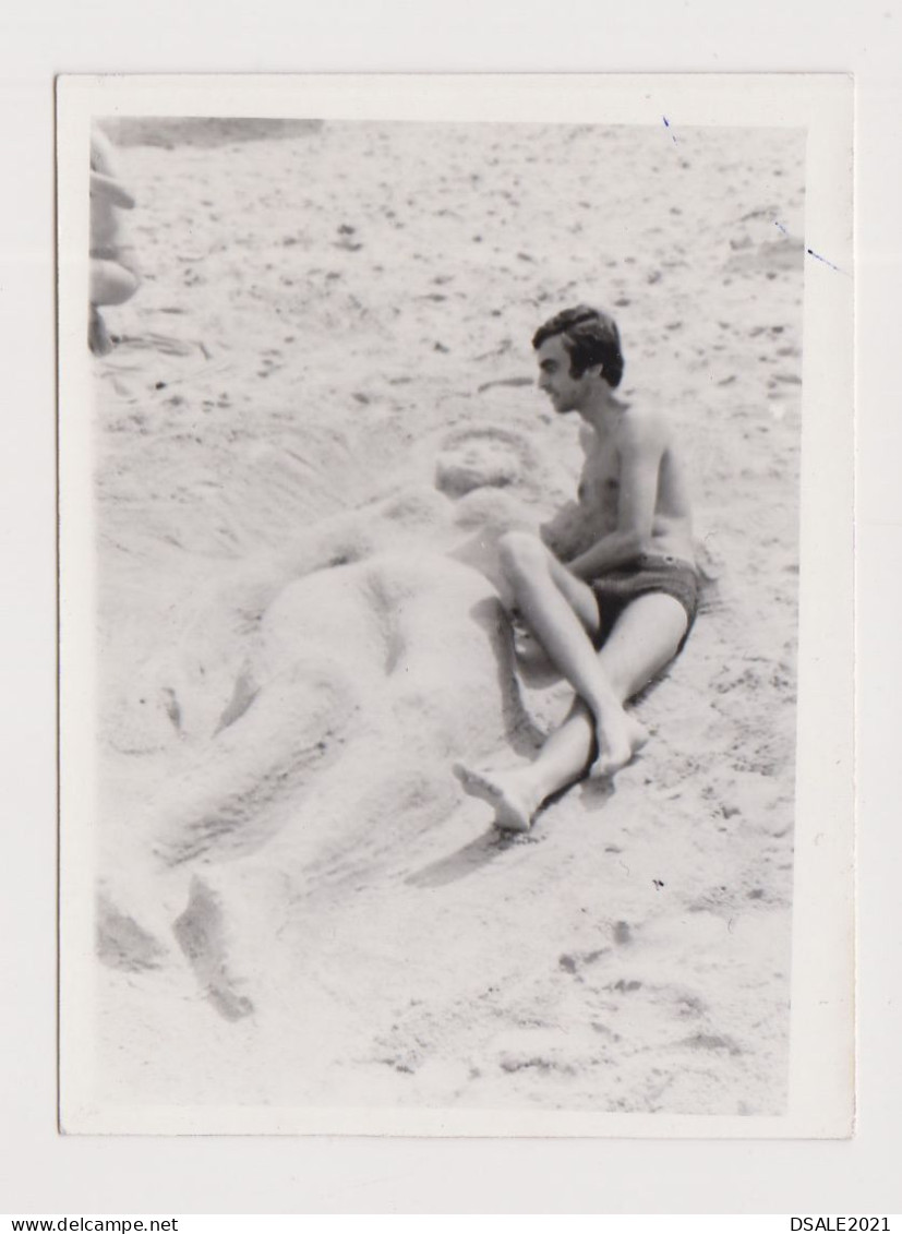 Man Funny Beach Scene, Pose With Sand Woman Figure, Vintage Orig Photo 6.7x8.9cm. (64204) - Anonyme Personen