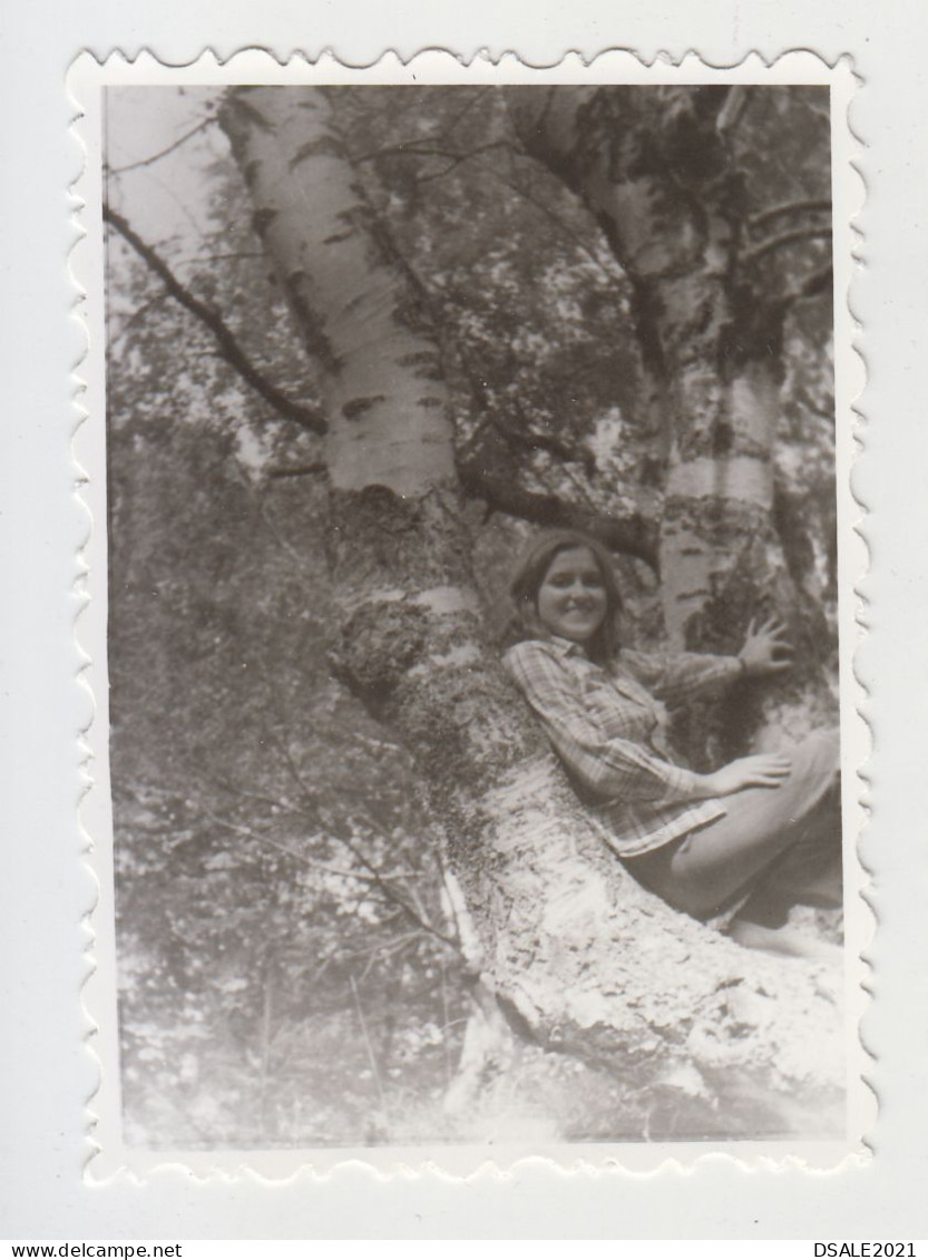 Young Woman Pose Climbed On Tree, Scene, Vintage Orig Photo 6x8.5cm. (32453) - Anonymous Persons