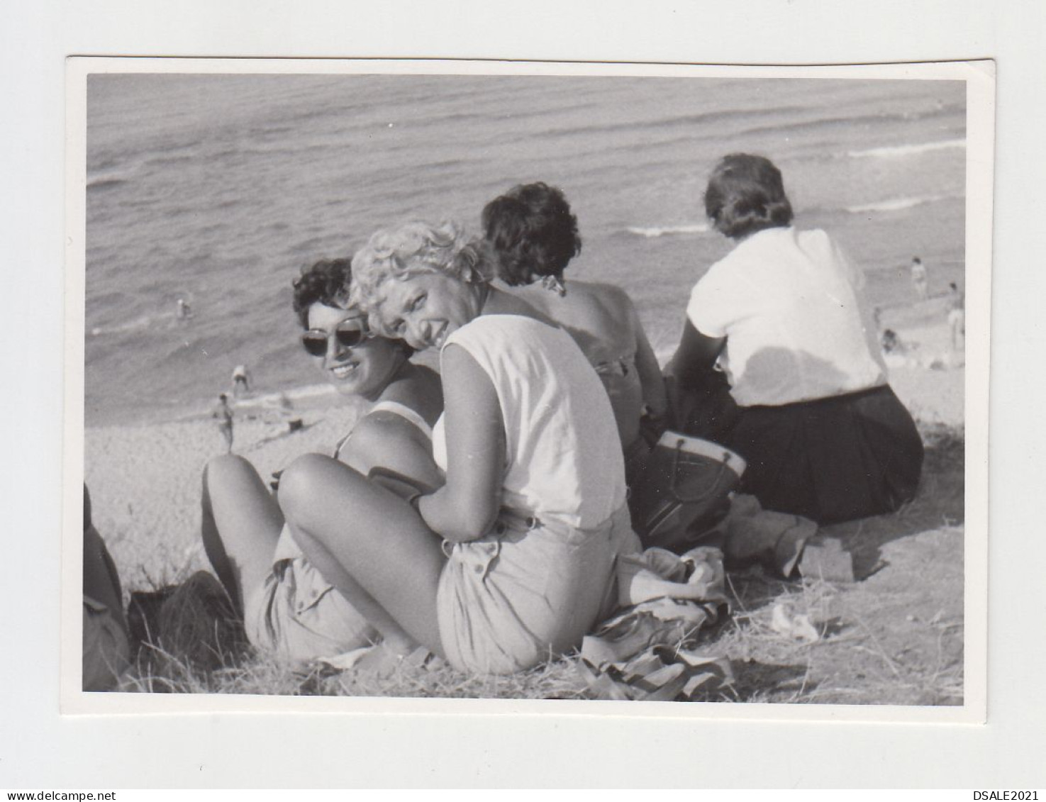 Two Sexy Young Women, Closeness, Summer Beach Scene, Rear Portrait, Vintage Orig Photo 8.5x6cm. (23134) - Anonymous Persons