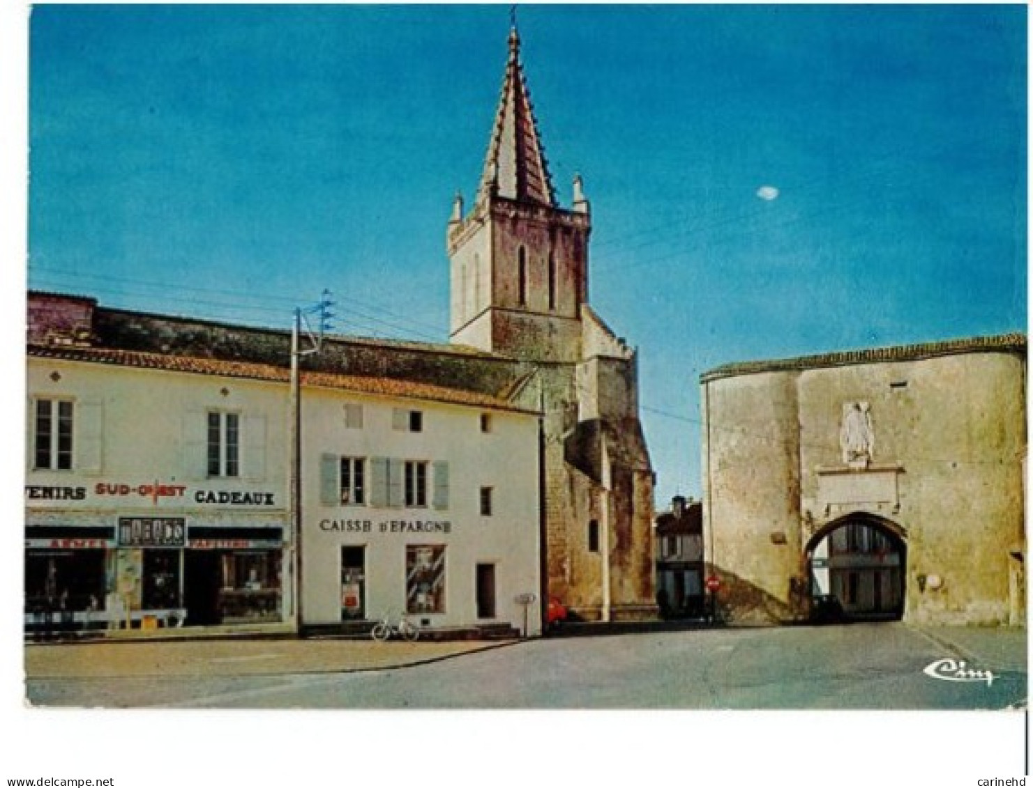 PONT L'ABBE D'ARNOULT Place Et Vieille Porte Eglise Romane Et Son Clocher - Pont-l'Abbé-d'Arnoult