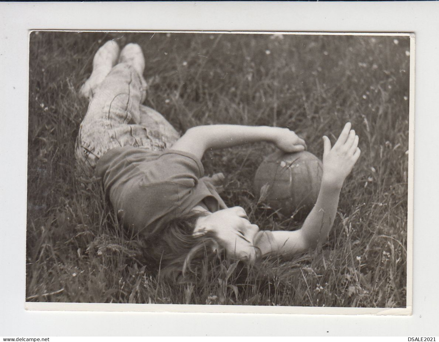 Young Woman, Scene With Ball, Odd Vintage Orig Photo 8.9x6cm. (20037) - Personnes Anonymes