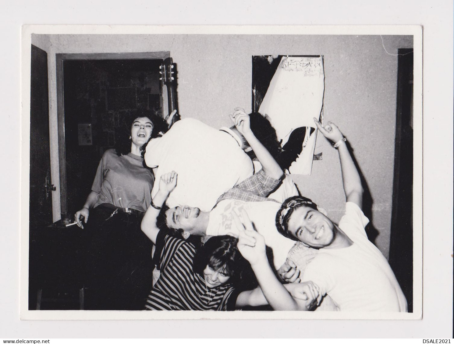 Guys, Young Woman, Funny Home Party Scene, Vintage Orig Photo 12x8.8cm. (40563) - Anonymous Persons