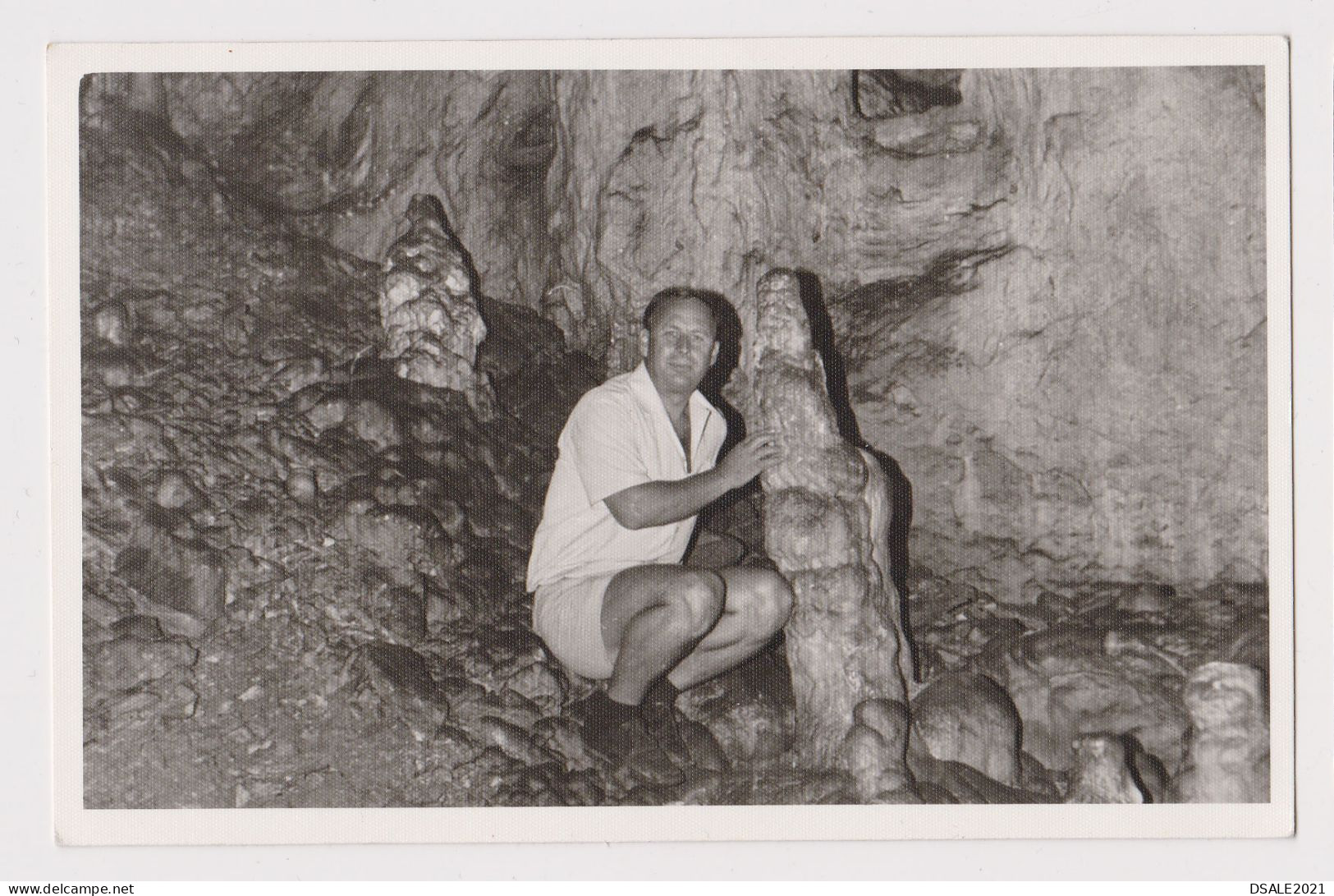 Man Pose In Cave, Scene, Vintage Orig Photo 13.8x8.9cm. (39040) - Anonymous Persons