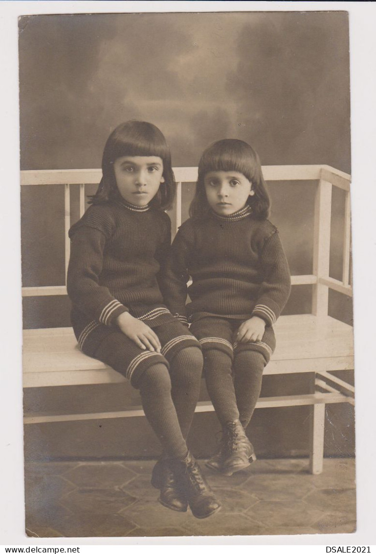 Cute Girls, Sisters, Portrait On Bench, Circa 1910s Vintage Orig Photo 8.7x13.7cm. (68355) - Anonieme Personen