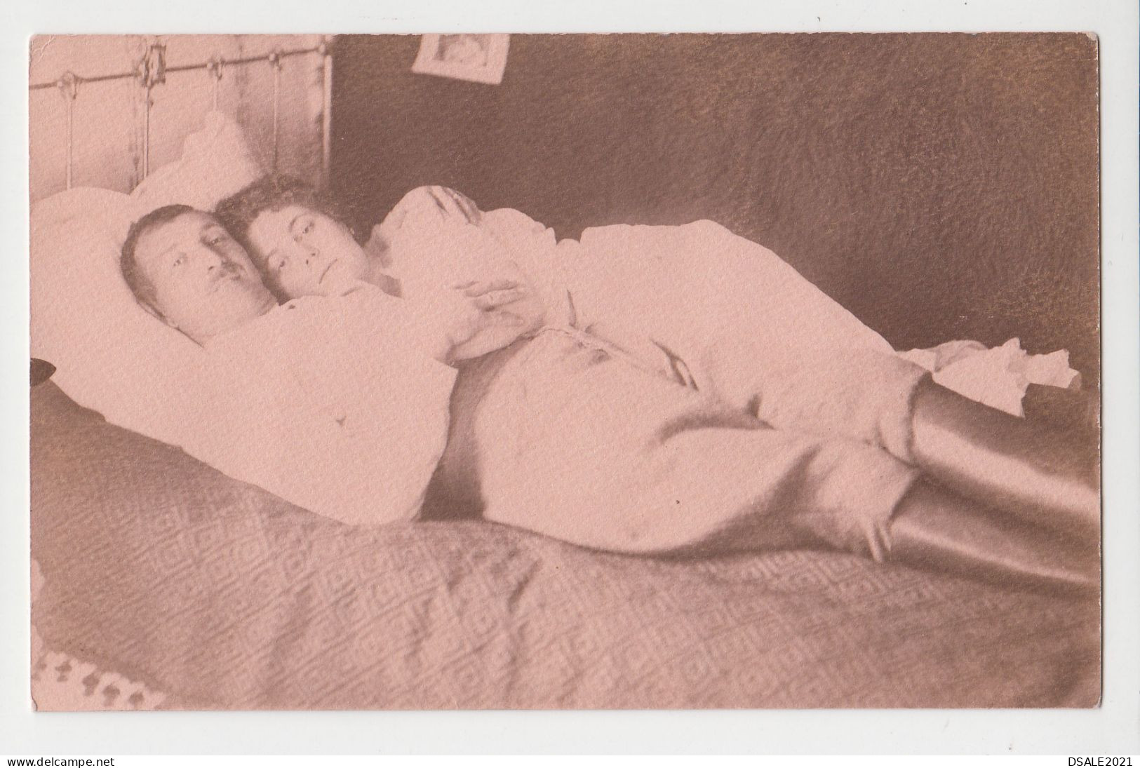Man And Woman, Pose Affectionate In Bed, Portrait, Circa 1910s Vintage Orig Photo 13.9x8.8cm. (12558) - Anonymous Persons