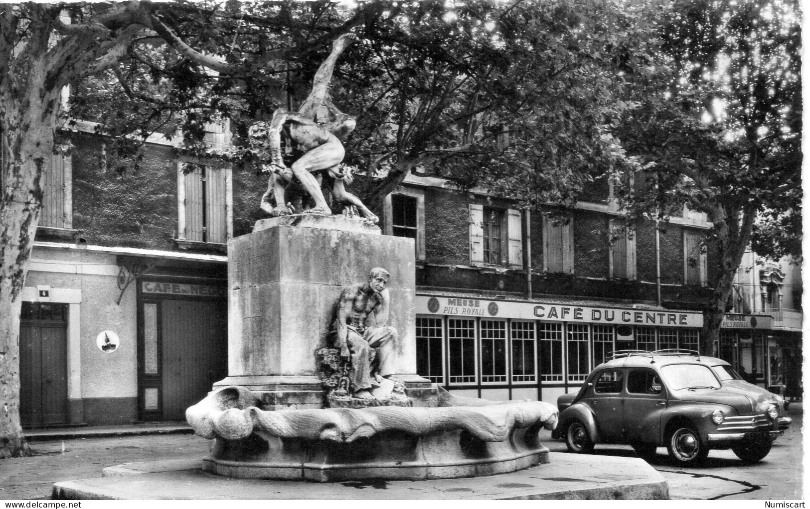 Bollène Statue "Les Lutteurs" Café Du Centre Voiture 4 CV Renault - Bollene