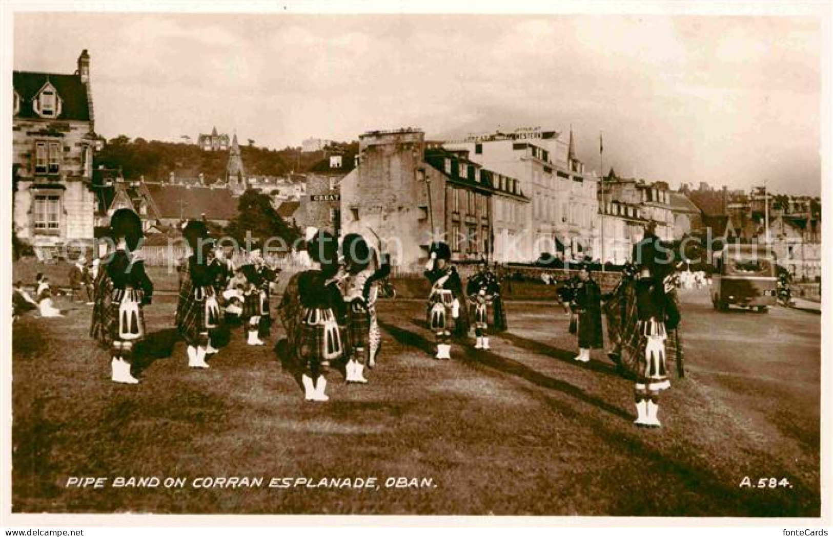 72818460 Oban Pipe Band On Corran Esplanade Valentines Postcard Oban - Sonstige & Ohne Zuordnung