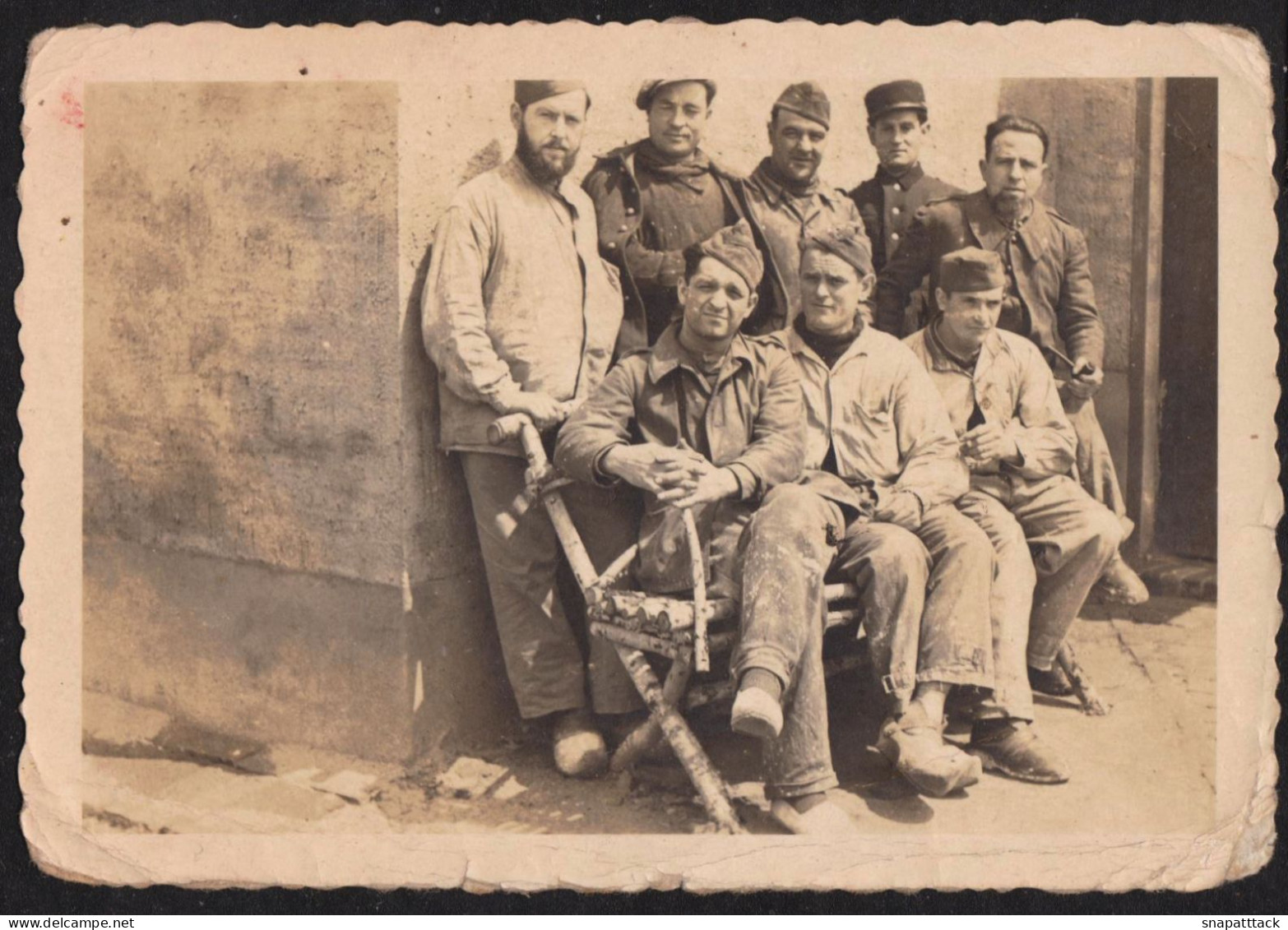 Photographie D'un Groupe De Prisonniers Militaires WW2, STALAG VIIIA Stammlager Zgorzelec Pologne 2de Guerre 6,3x9,1cm - Guerra, Militares