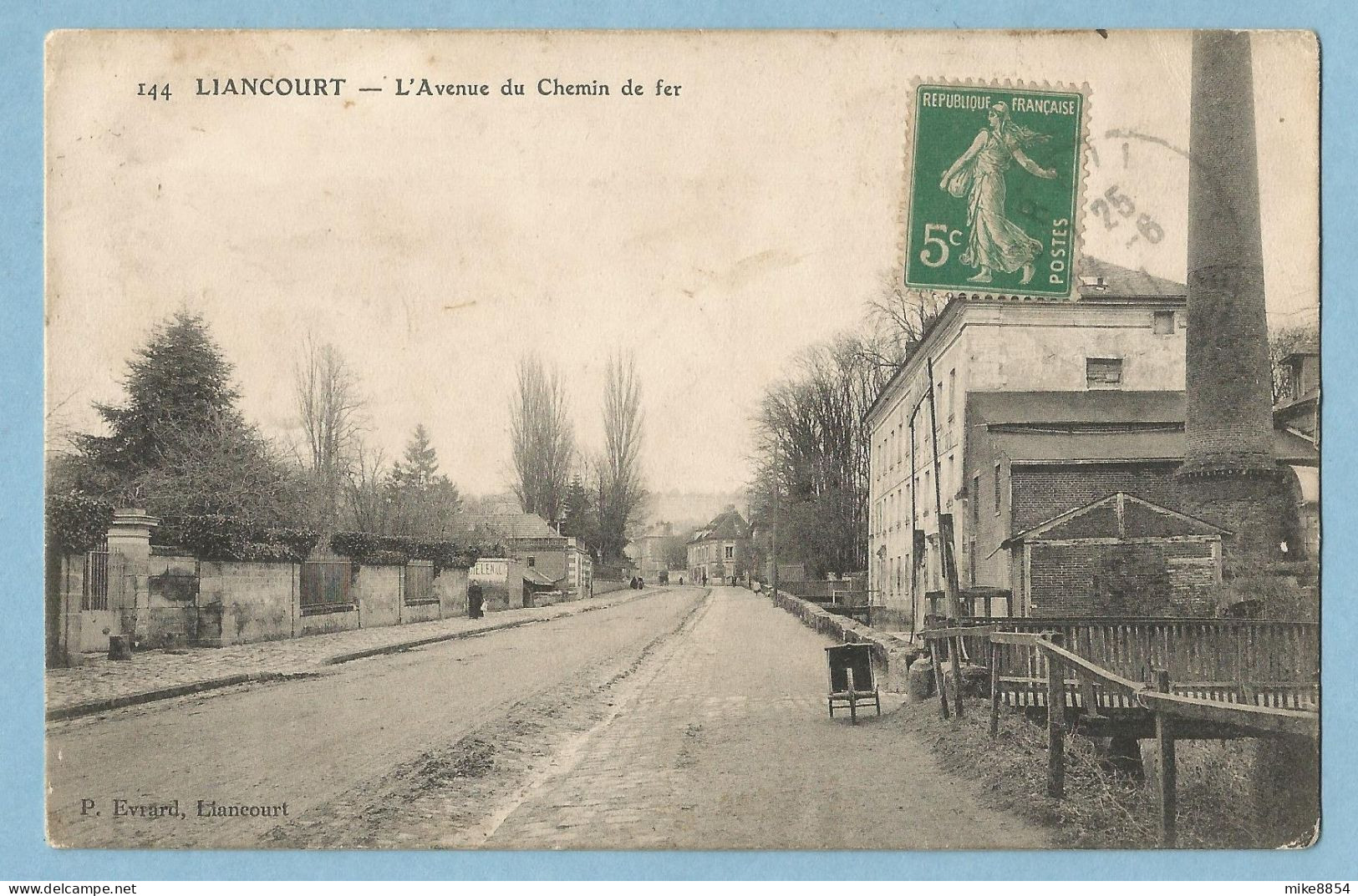 A075  CPA   LIANCOURT  (Oise)   L'Avenue Du Chemin De Fer  -  Cheminée   +++++++ - Liancourt