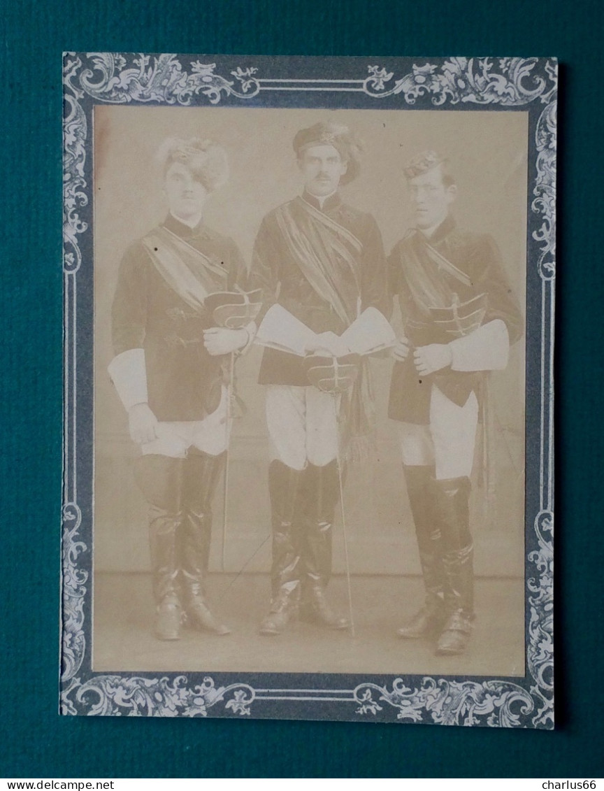 PHOTO Ancienne 3 Militaires Mousquetaires Costume Tenue D'apparat Bottes - Ancianas (antes De 1900)