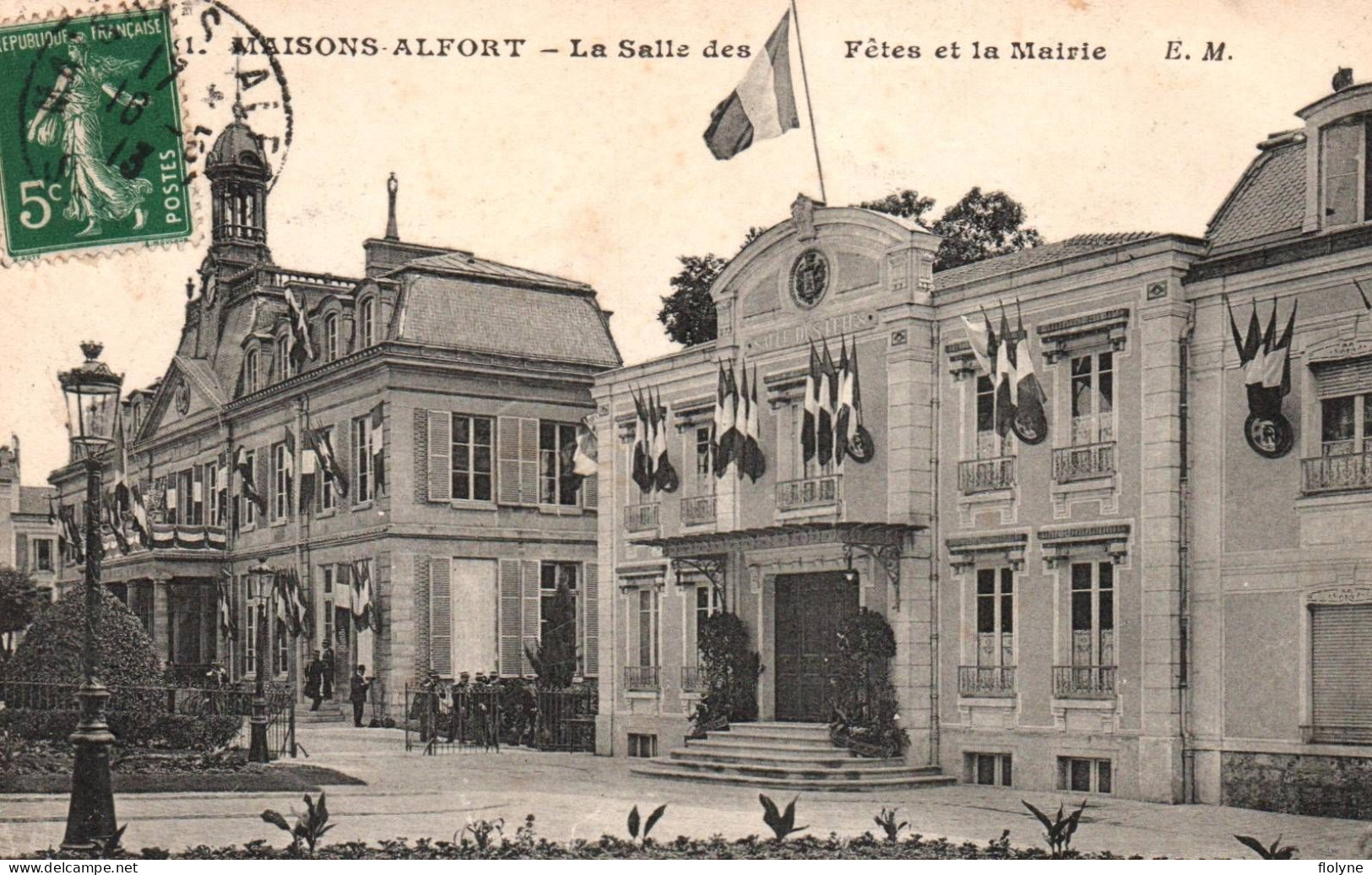 Maisons Alfort - Place De La Salle Des Fêtes Et La Mairie - Maisons Alfort