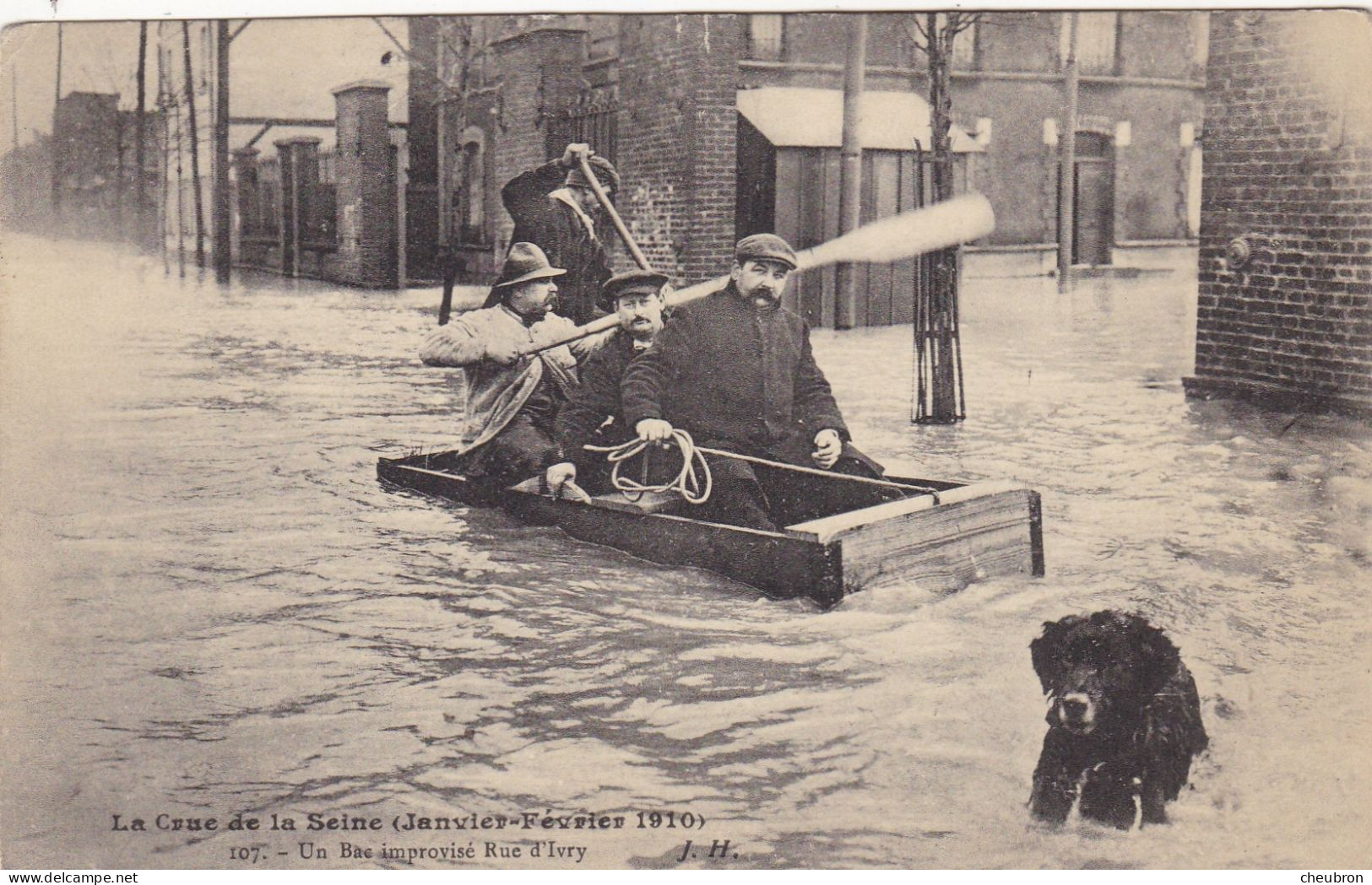 75. PARIS. CRUE DE LA SEINE INONDATIONS DE 1910. UN BAC IMPROVISE RUE D'IVRY. CHIEN DANS L'EAU. ANNEE 1915 TEXTE F.M - Paris Flood, 1910