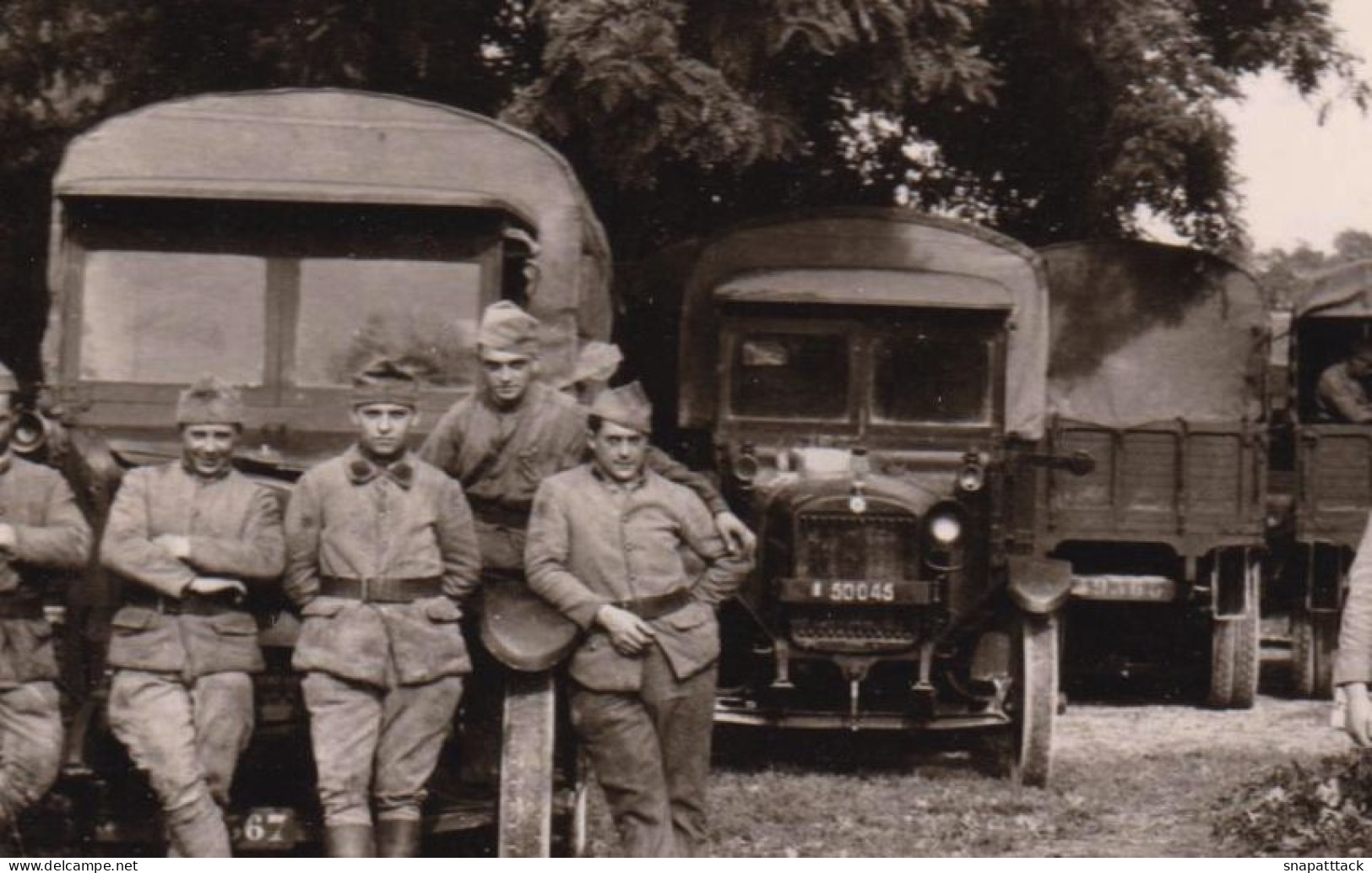 Photographie D'un Groupe De Militaires à Identifier, Armée, Uniformes, Camions Militaires 11,1 X 6,8 Cm - Guerra, Militares