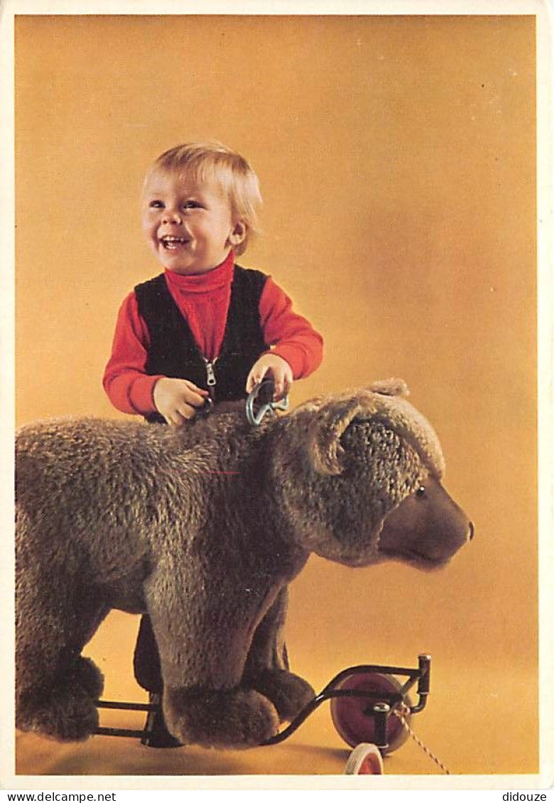 Enfants - Image - Scènes Et Paysages - Enfant Qui Joue Avec Un Ours En Peluche à Roulettes - CPM - Voir Scans Recto-Vers - Taferelen En Landschappen