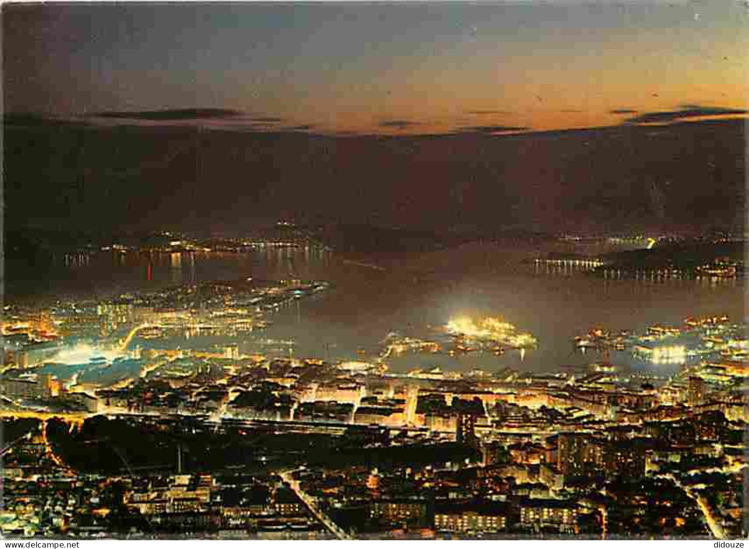 83 - Toulon - Vue Générale Aérienne Sur La Ville Et La Rade La Nuit - CPM - Voir Scans Recto-Verso - Toulon