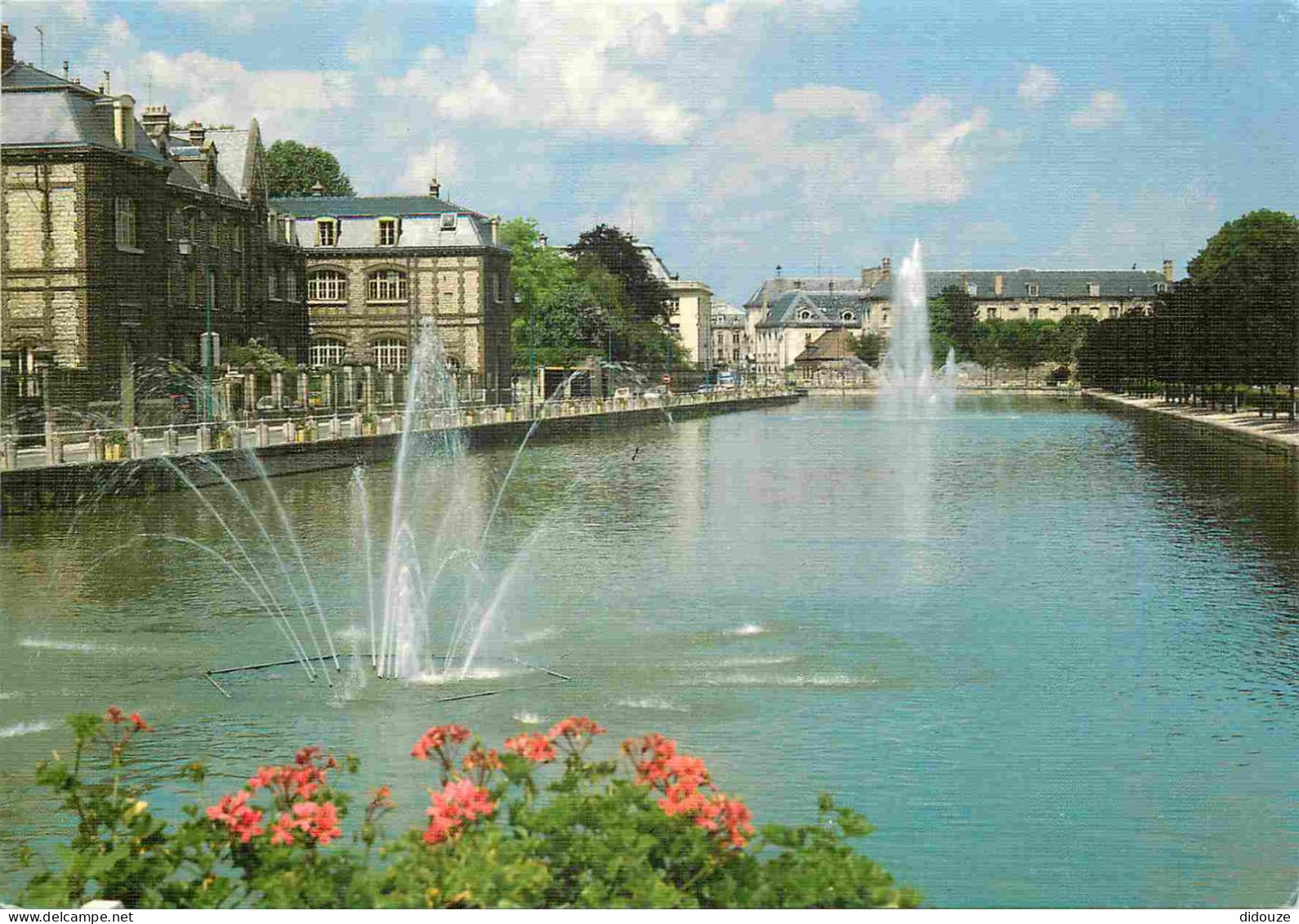 10 - Troyes - Bassin De La Préfecture - Fleurs - Jets D'eau - CPM - Voir Scans Recto-Verso - Troyes